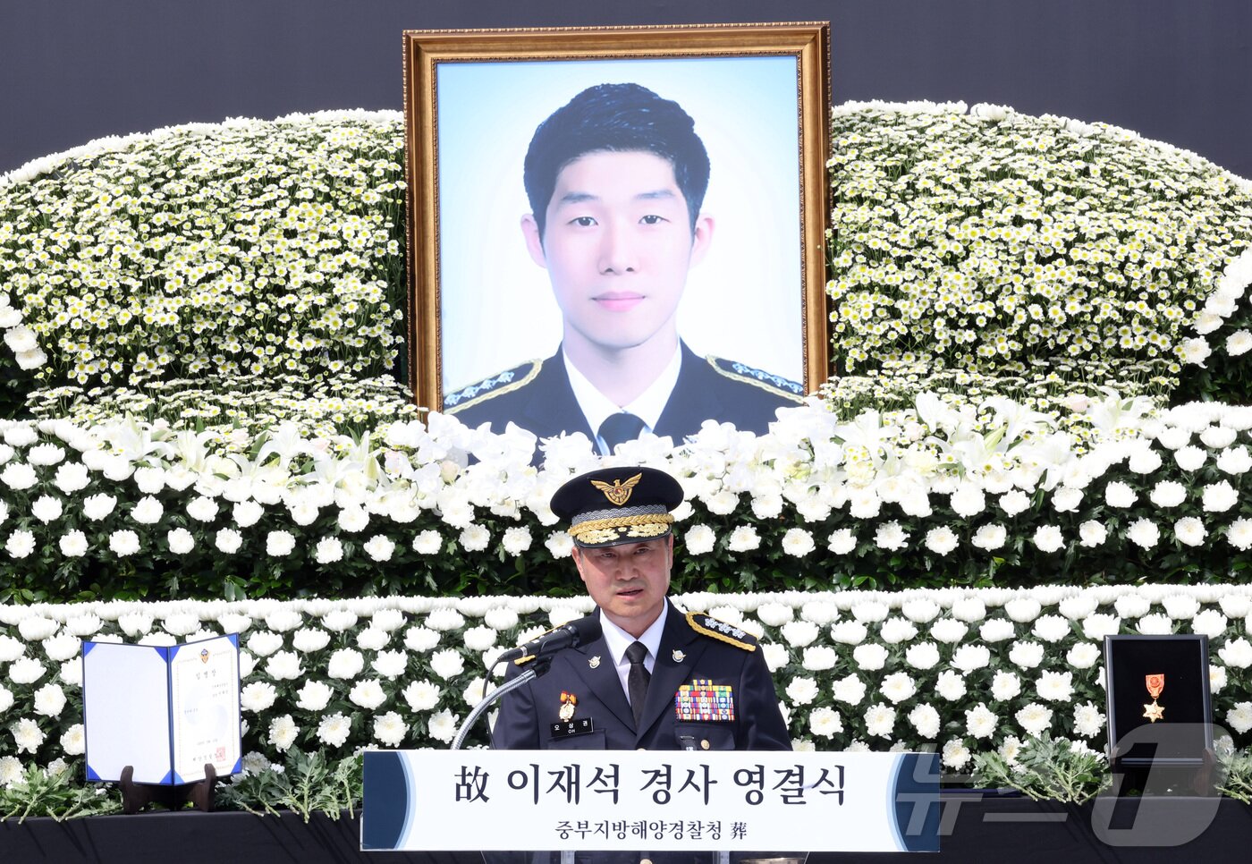 본문 이미지 - 갯벌에 고립된 노인을 혼자 구하려다 숨진 고(故) 이재석 경사의 영결식이 진행된 15일 인천 서구 인천해양경찰서에서 오상권 중부해양경찰청장이 사고 재발 방지에 관한 입장문을 발표하고 있다. (공동취재) 2025.9.15/뉴스1 ⓒ News1 김성진 기자