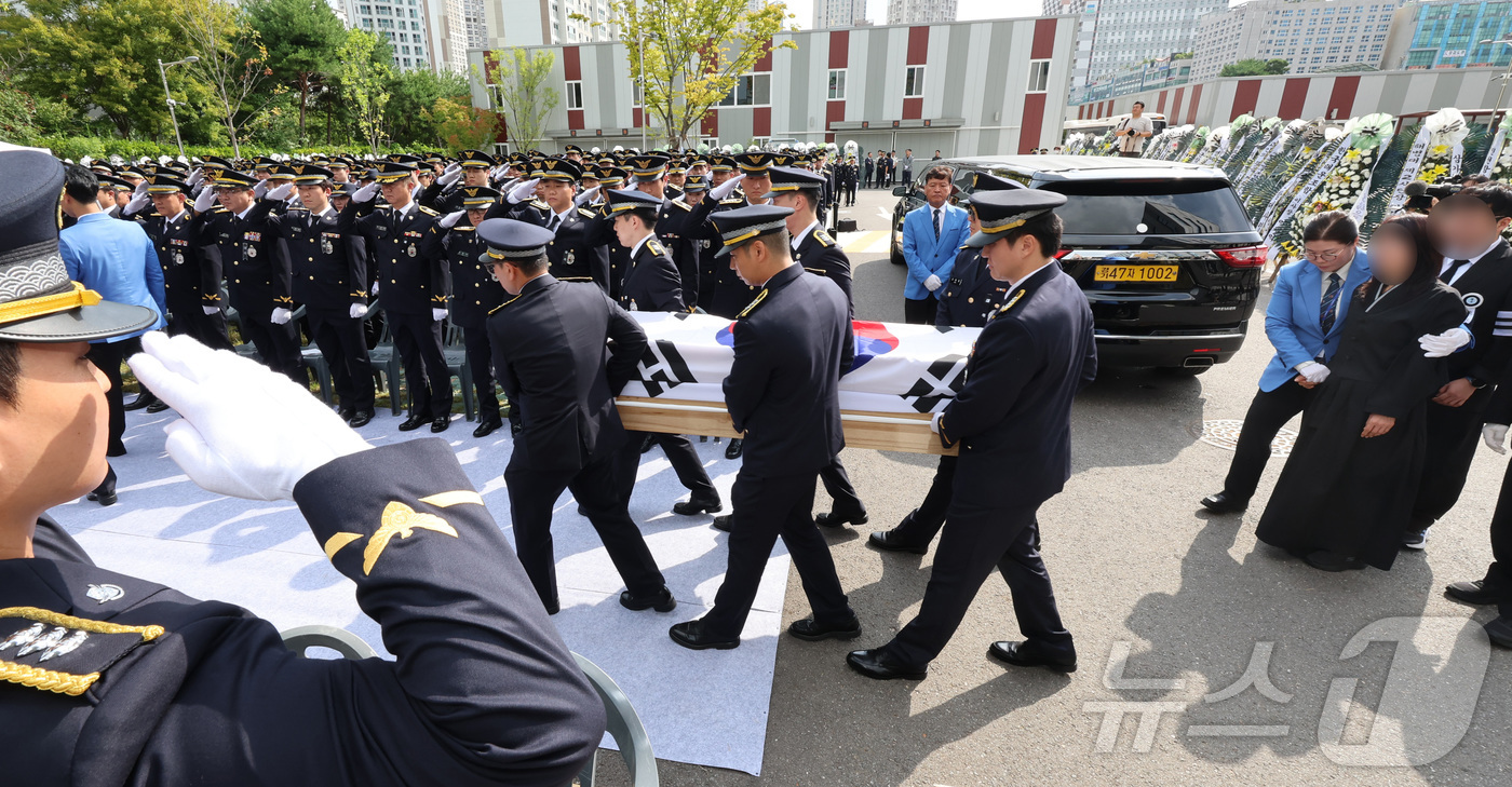 (인천=뉴스1) 김성진 기자 = 갯벌에 고립된 노인을 혼자 구하려다 숨진 고(故) 이재석 경사의 영결식이 진행된 15일 인천 서구 인천해양경찰서에 고인의 유해가 도착하고 있다. ( …