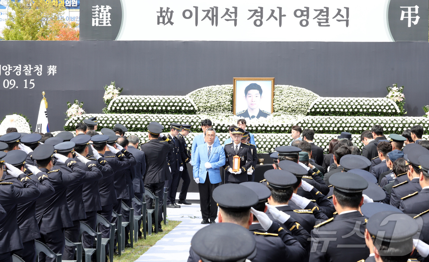 (인천=뉴스1) 김성진 기자 = 갯벌에 고립된 노인을 혼자 구하려다 숨진 고(故) 이재석 경사의 영결식이 진행된 15일 인천 서구 인천해양경찰서에서 고인의 영정과 운구행렬이 나오고 …