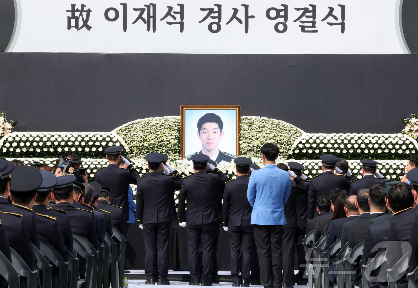 (인천=뉴스1) 김성진 기자 = 갯벌에 고립된 노인을 혼자 구하려다 숨진 고(故) 이재석 경사의 영결식이 진행된 15일 인천 서구 인천해양경찰서에서 오상권 중부해양경찰청장과 동료 …