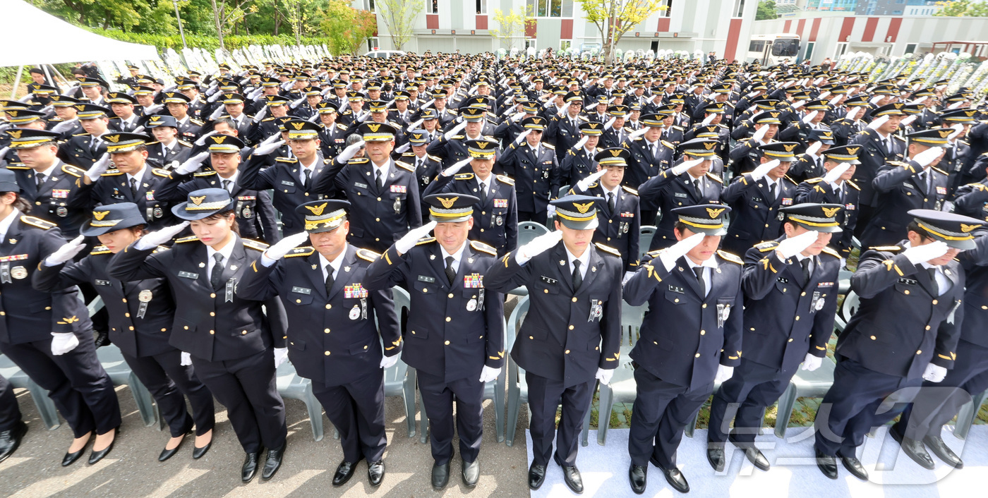(인천=뉴스1) 김성진 기자 = 갯벌에 고립된 노인을 혼자 구하려다 숨진 고(故) 이재석 경사의 영결식이 진행된 15일 인천 서구 인천해양경찰서에서 고인의 동료 해양경찰들이 경례하 …