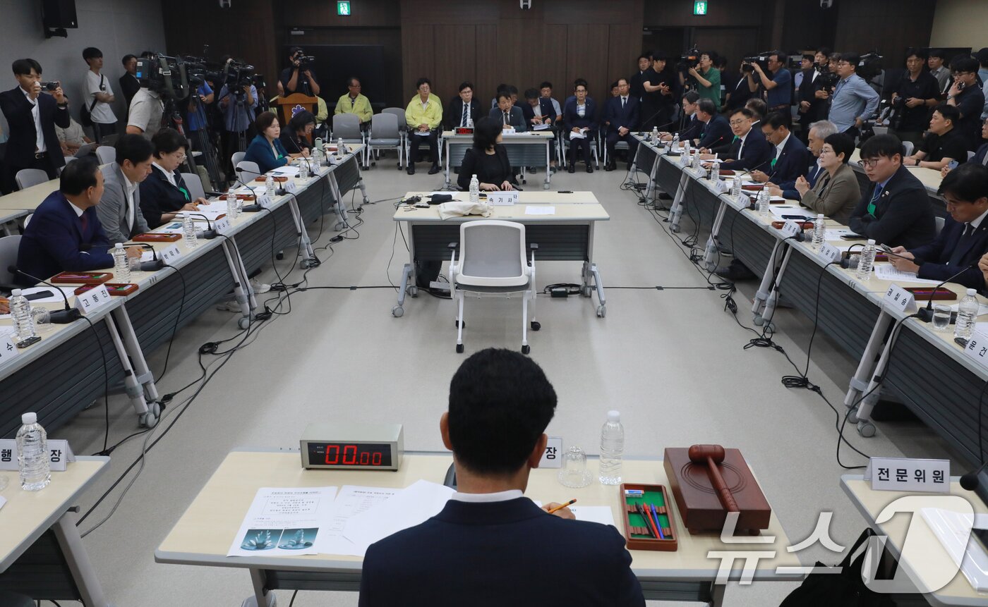 본문 이미지 - 국회 행정안전위원회 소속 의원들이 15일 충북도의회 다목적 회의실에서 &#39;오송 지하차도 참사 진상규명 및 재발 방지 대책 마련 국정조사&#39; 현장조사를 진행하고 있다. 2025.9.15/뉴스1 ⓒ News1 김용빈 기자