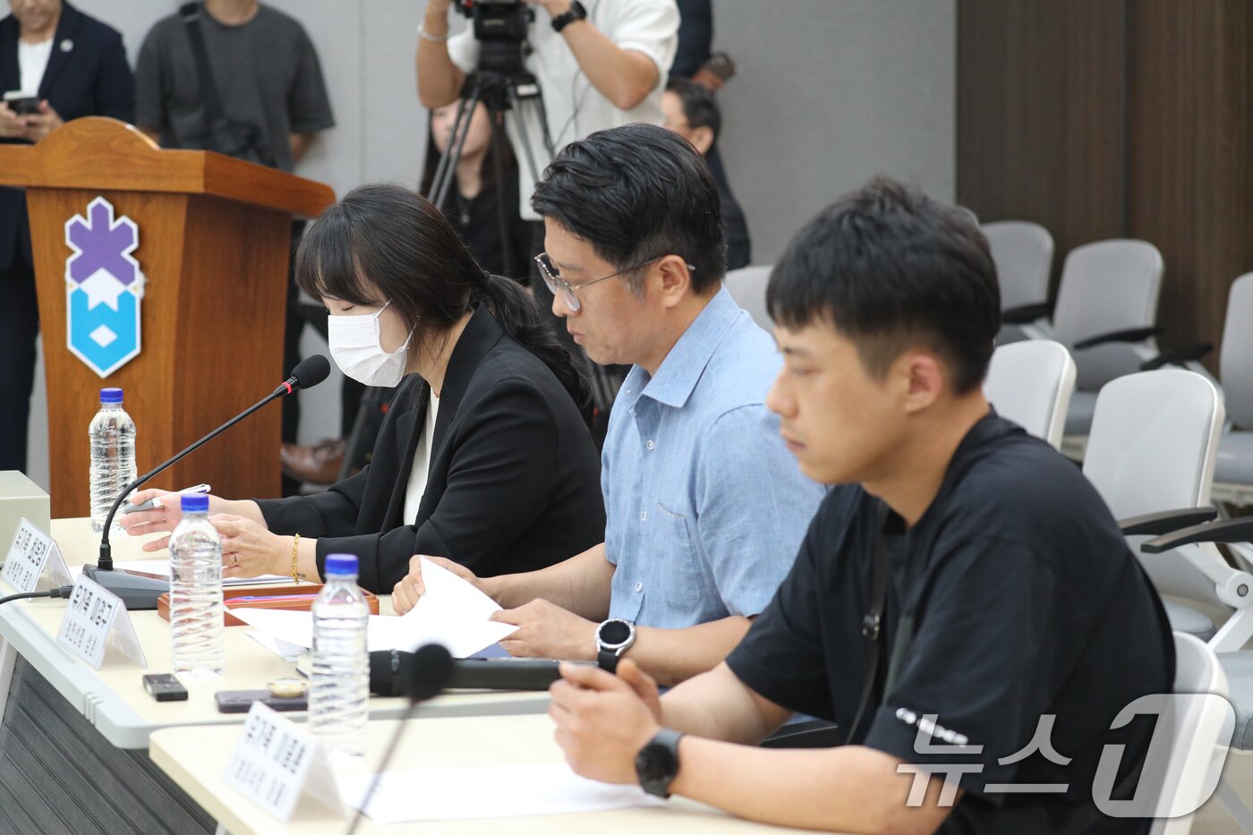 본문 이미지 - 오송참사 유가족들이 15일 충북도의회 다목적 회의실에서 열린 국회 행정안전위원회의 &#39;오송 지하차도 참사 진상규명 및 재발 방지 대책 마련 국정조사&#39; 현장조사에서 발언하고 있다. 2025.9.15/뉴스1 ⓒ News1 김용빈 기자