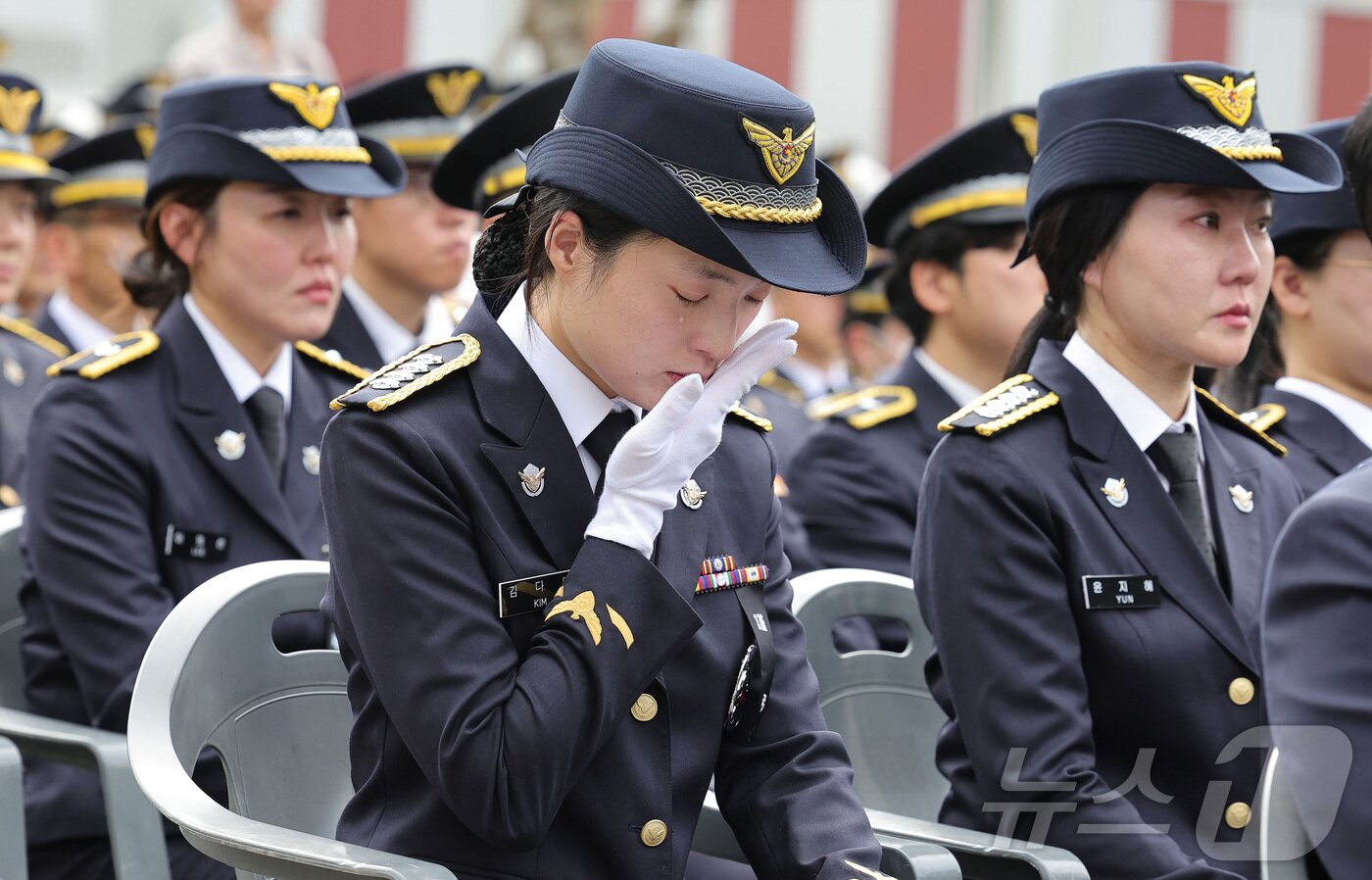 본문 이미지 - 15일 인천 서구 인천해양경찰서에서 열린 영흥도 갯벌에 고립된 70대 중국인을 구조하다 숨진 故 이재석 경사의 영결식에서 한 경찰관이 눈물을 흘리고 있다. (공동취재) 2025.9.15/뉴스1 ⓒ News1 김성진 기자