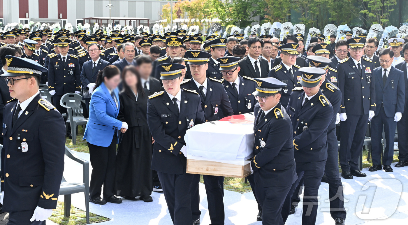 (인천=뉴스1) 김성진 기자 = 15일 인천 서구 인천해양경찰서에서 영흥도 갯벌에 고립된 70대 중국인을 구조하다 숨진 故 이재석 경사의 영결식이 엄수되고 있다. (공동취재) 20 …