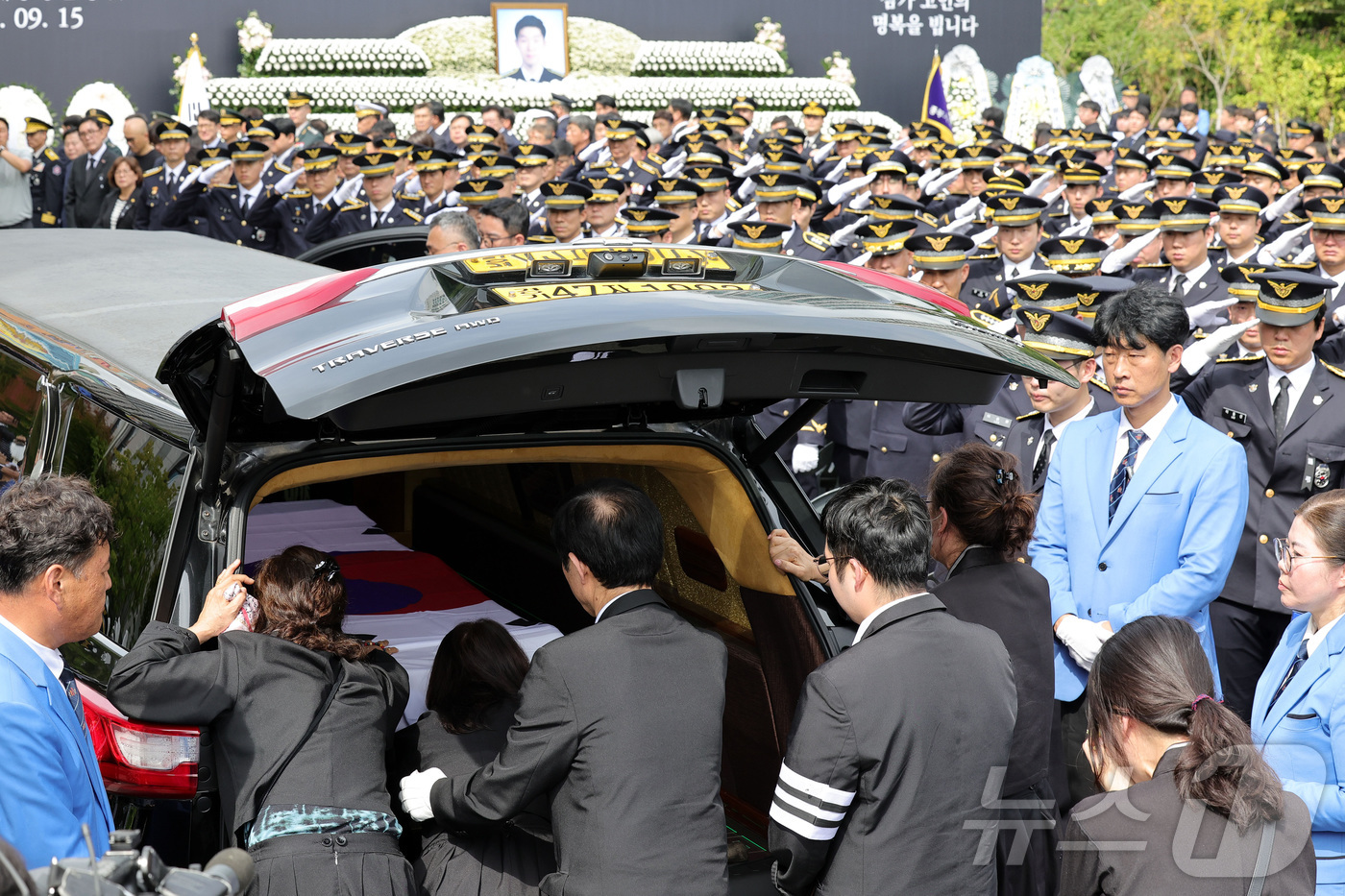 (인천=뉴스1) 김성진 기자 = 15일 인천 서구 인천해양경찰서에서 열린 영흥도 갯벌에 고립된 70대 중국인을 구조하다 숨진 故 이재석 경사의 영결식에서 유가족들이 눈물을 흘리고 …