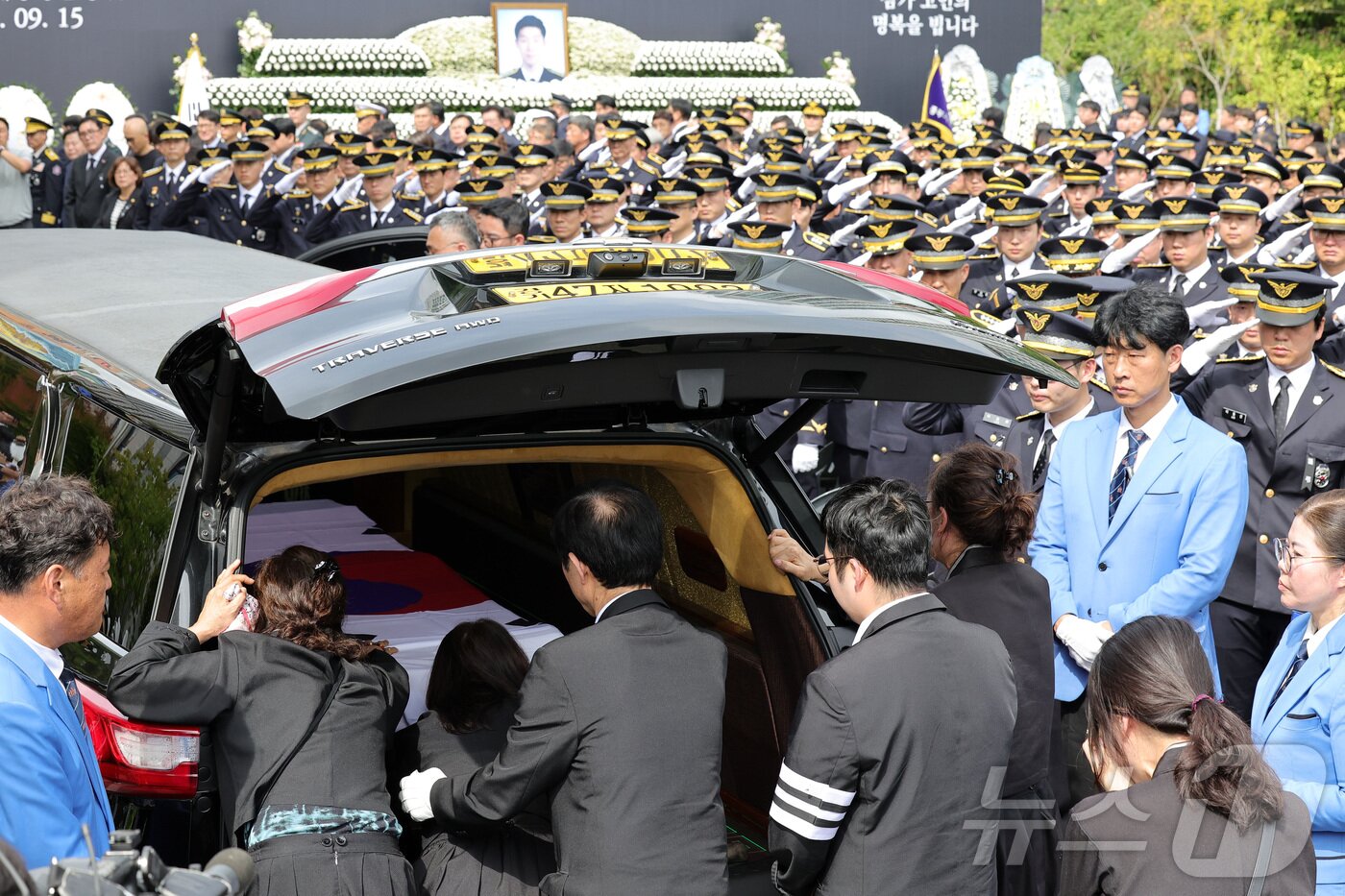 본문 이미지 - 15일 인천 서구 인천해양경찰서에서 열린 영흥도 갯벌에 고립된 70대 중국인을 구조하다 숨진 故 이재석 경사의 영결식에서 유가족들이 눈물을 흘리고 있다. (공동취재) 2025.9.15/뉴스1 ⓒ News1 김성진 기자