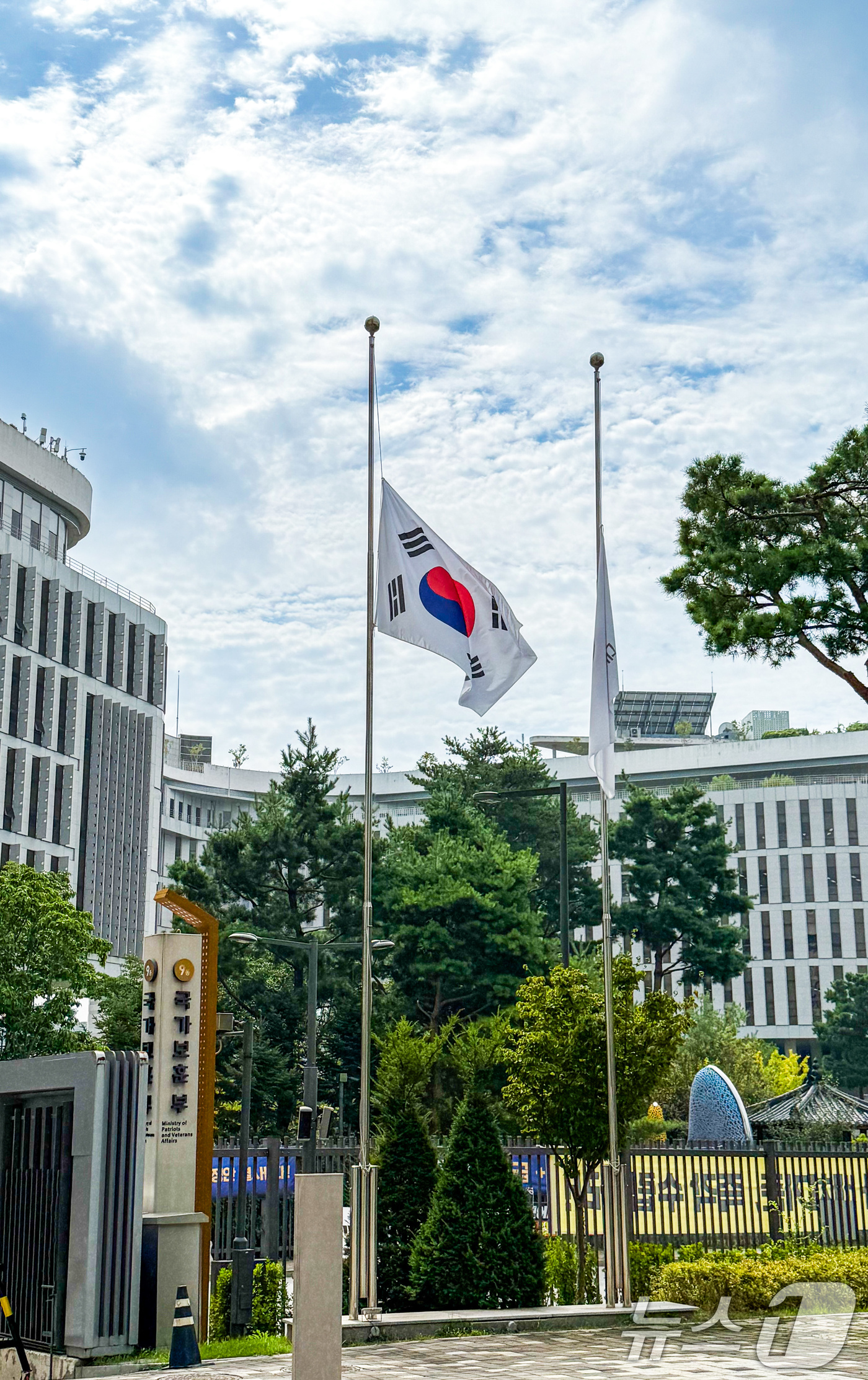 (서울=뉴스1) = 국가보훈부가 지난 11일 인천 영흥도 인근 갯벌에서 고립자 구조 임무를 수행하던 중 순직한 고(故) 이재석 경사에 대한 애도 및 예우를 위해 15일 오전 세종 …