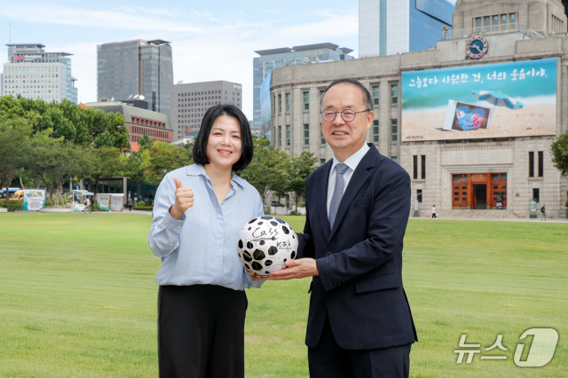 (서울=뉴스1) = 오비맥주 카스가 대한축구협회(KFA)와 공식 파트너 계약을 체결했다고 15일 밝혔다.지난 12일 서울 중구 서울시청 앞 광장에서 열린 조인식에서 서혜연 오비맥주 …