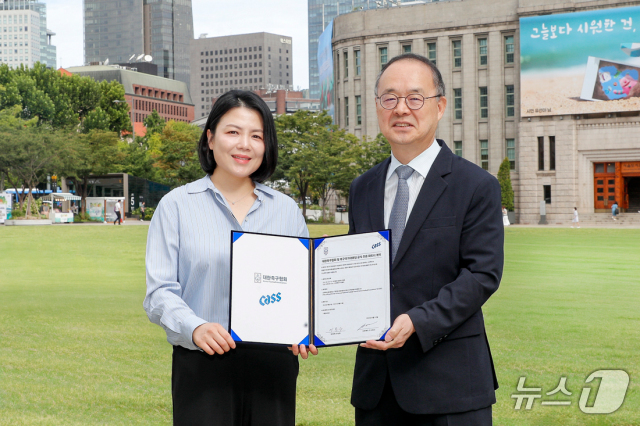 (서울=뉴스1) = 오비맥주 카스가 대한축구협회(KFA)와 공식 파트너 계약을 체결했다고 15일 밝혔다.지난 12일 서울 중구 서울시청 앞 광장에서 열린 조인식에서 서혜연 오비맥주 …