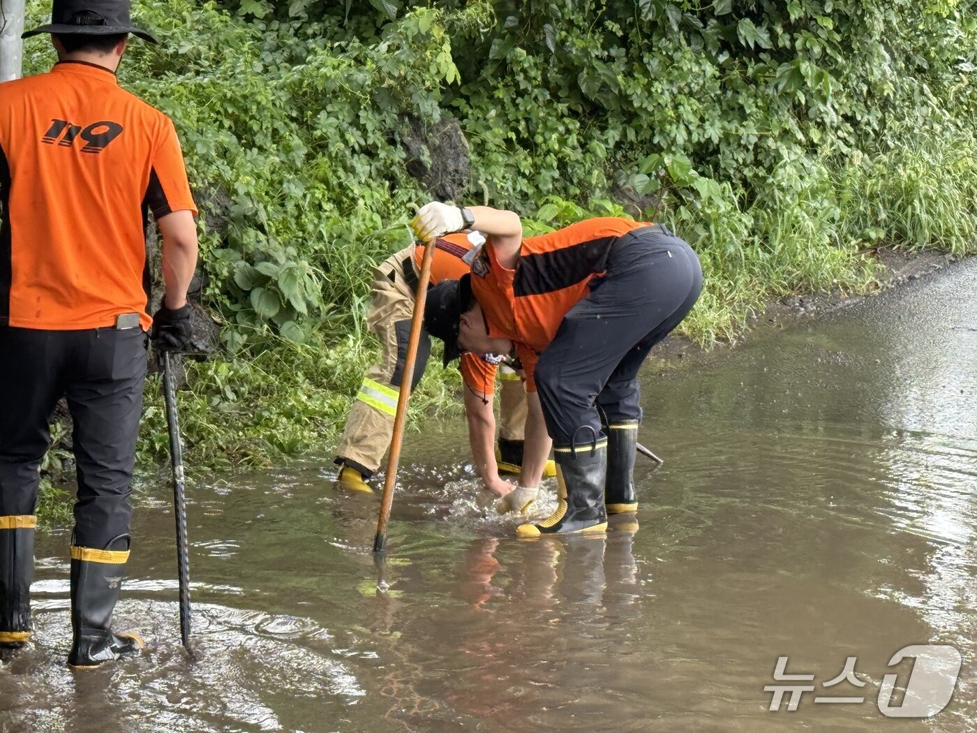 본문 이미지 - 15일 제주시 애월읍의 한 도로가 침수된 모습.(제주도소방안전본부 제공. 재판매 및 DB 금지)