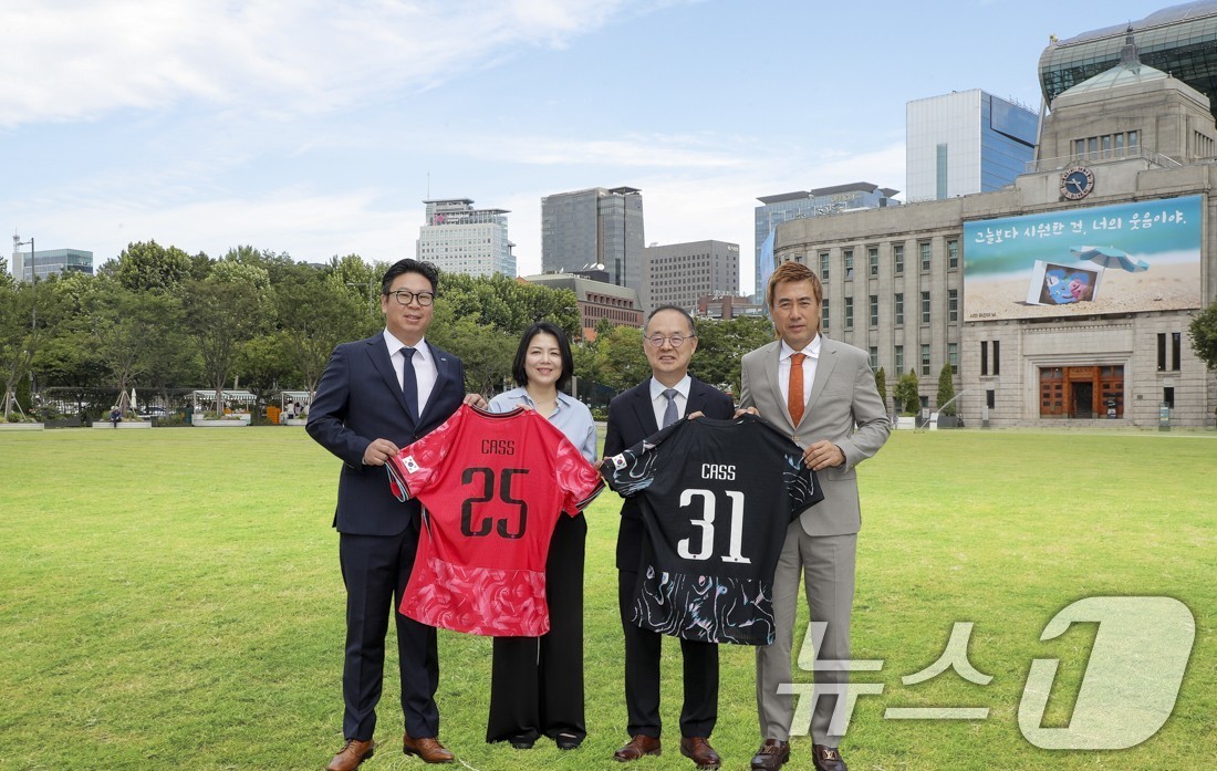 (서울=뉴스1) = 오비맥주 카스가 대한축구협회(KFA)와 공식 파트너 계약을 체결했다고 15일 밝혔다.지난 12일 서울 중구 서울시청 앞 광장에서 열린 조인식에서 정병욱 오비맥주 …