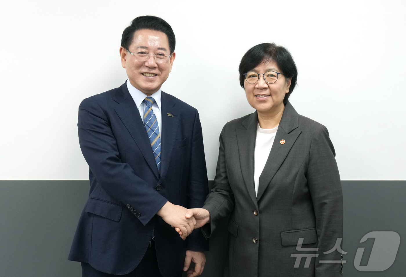 (무안=뉴스1) 전원 기자 = 김영록 전라남도지사가 15일 오전 정부서울청사에서 정은경 보건복지부 장관과 면담을 갖고 전남 국립의대 설립 등 전남도 핵심 사업 해결을 위한 건의 및 …