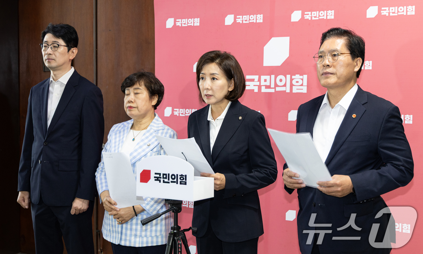 (서울=뉴스1) 이승배 기자 = 나경원 국민의힘 의원을 비롯한 법사위원들이 15일 서울 여의도 국회에서 민주당·대통령실의 대법원장 사퇴 촉구 및 내란특별재판부 규탄, 중단된 이재명 …