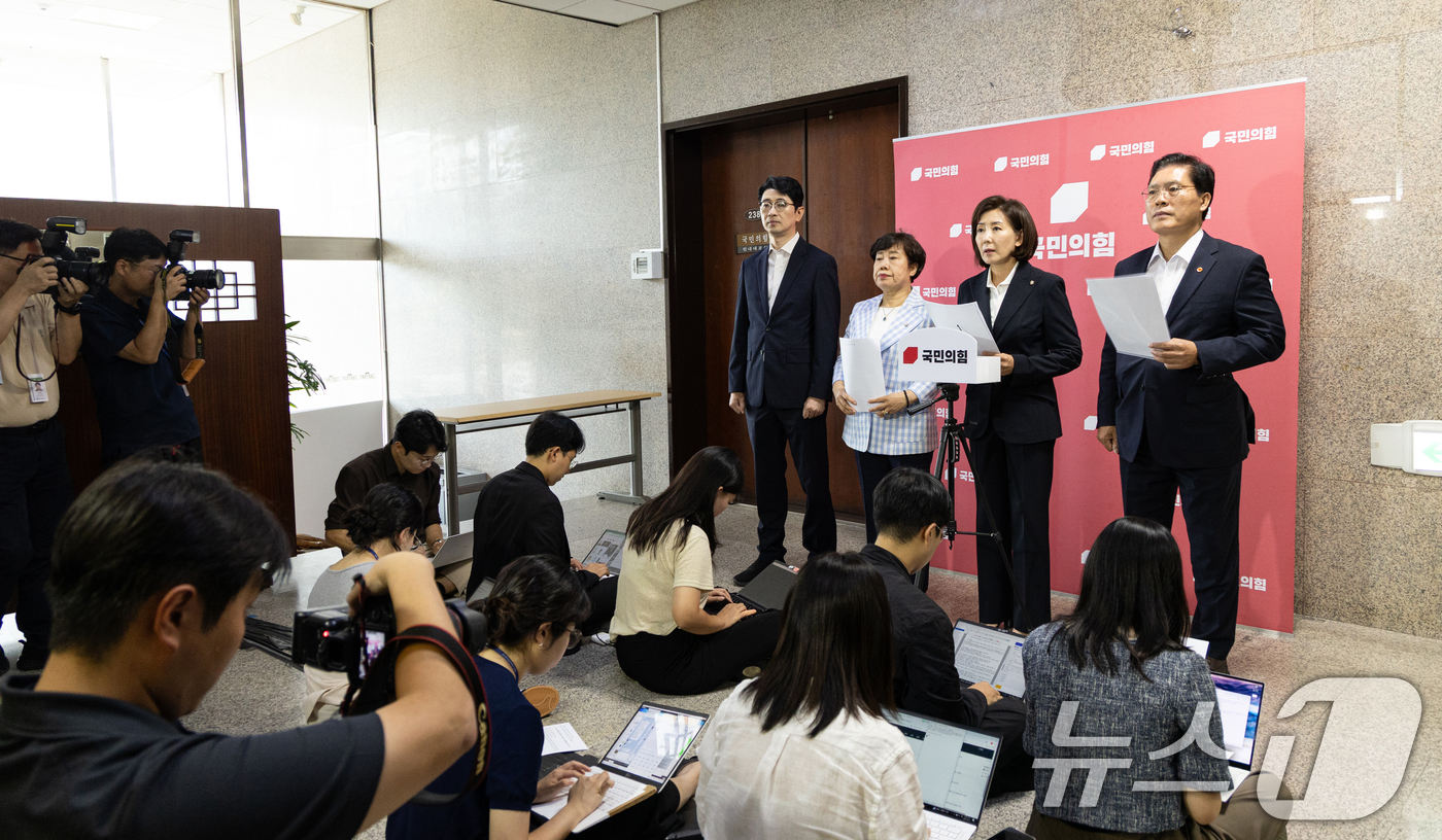 (서울=뉴스1) 이승배 기자 = 나경원 국민의힘 의원을 비롯한 법사위원들이 15일 서울 여의도 국회에서 민주당·대통령실의 대법원장 사퇴 촉구 및 내란특별재판부 규탄, 중단된 이재명 …