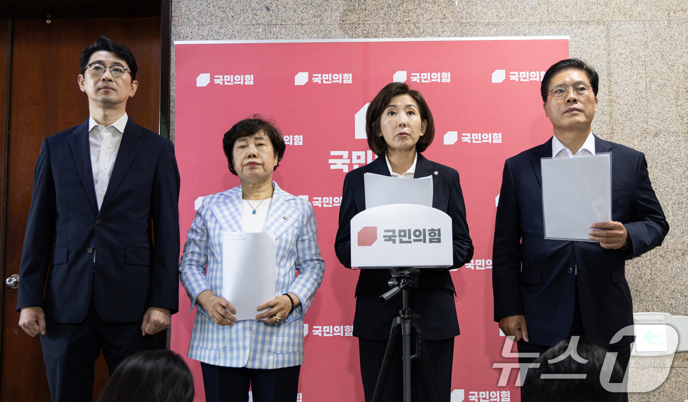 (서울=뉴스1) 이승배 기자 = 나경원 국민의힘 의원을 비롯한 법사위원들이 15일 서울 여의도 국회에서 민주당·대통령실의 대법원장 사퇴 촉구 및 내란특별재판부 규탄, 중단된 이재명 …