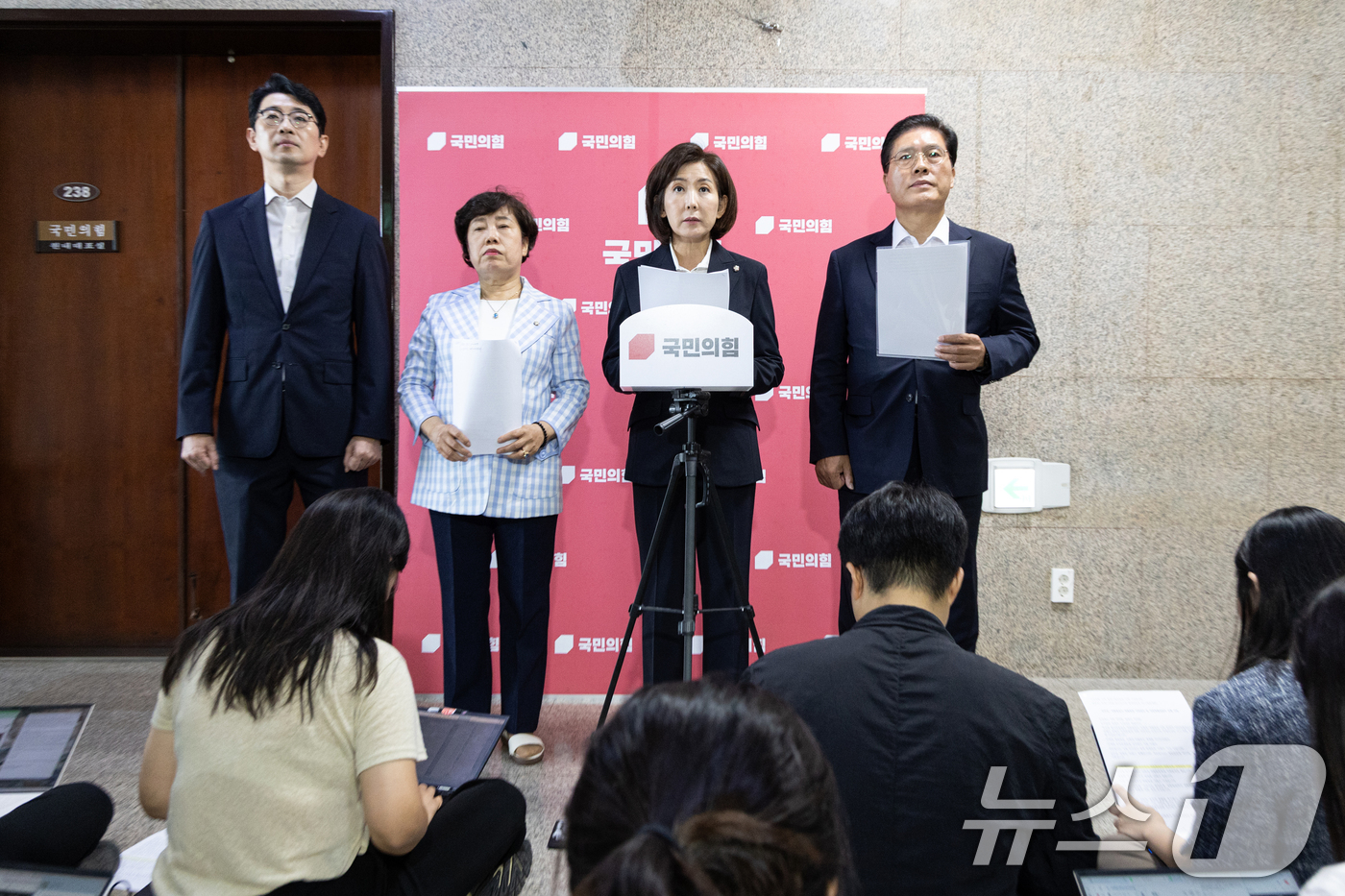 (서울=뉴스1) 이승배 기자 = 나경원 국민의힘 의원을 비롯한 법사위원들이 15일 서울 여의도 국회에서 민주당·대통령실의 대법원장 사퇴 촉구 및 내란특별재판부 규탄, 중단된 이재명 …