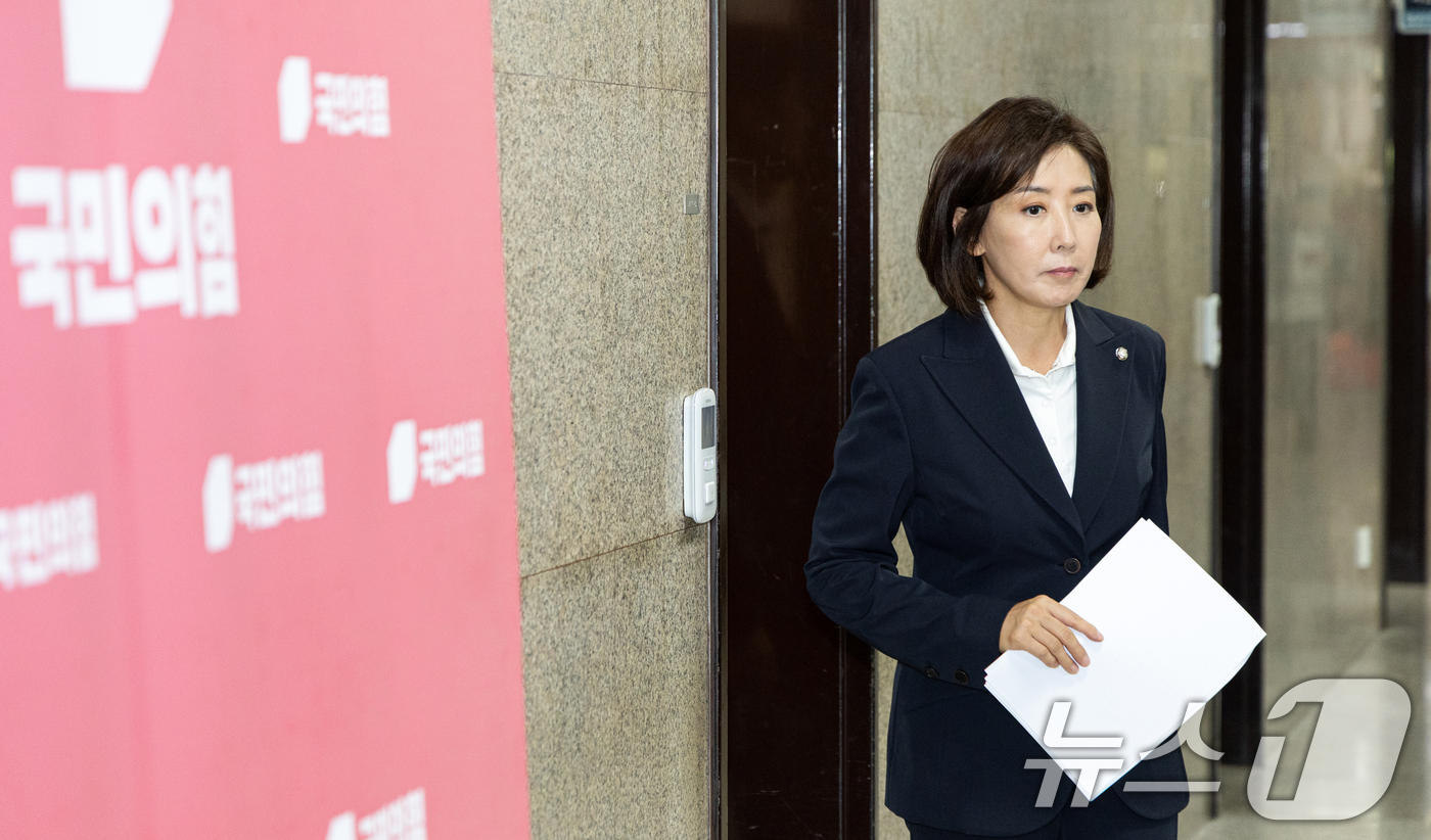 (서울=뉴스1) 이승배 기자 = 나경원 국민의힘 의원이 15일 서울 여의도 국회에서 민주당·대통령실의 대법원장 사퇴 촉구 및 내란특별재판부 규탄, 중단된 이재명 대통령 5개 재판 …