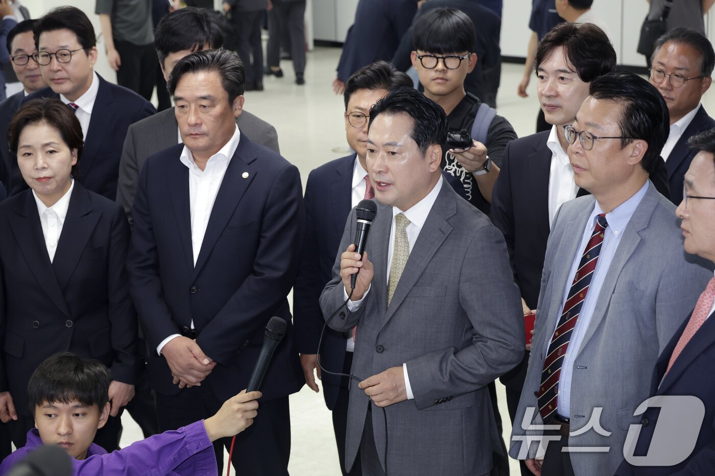 본문 이미지 - 장동혁 국민의힘 대표가 15일 부산 동구 해양수산부 임시청사인 IM빌딩을 방문해 관련 보고를 받고 발언하고 있다. &#40;국민의힘 제공, DB 및 재판매 금지&#41; 2025.9.15/뉴스1 ⓒ News1 이승배 기자