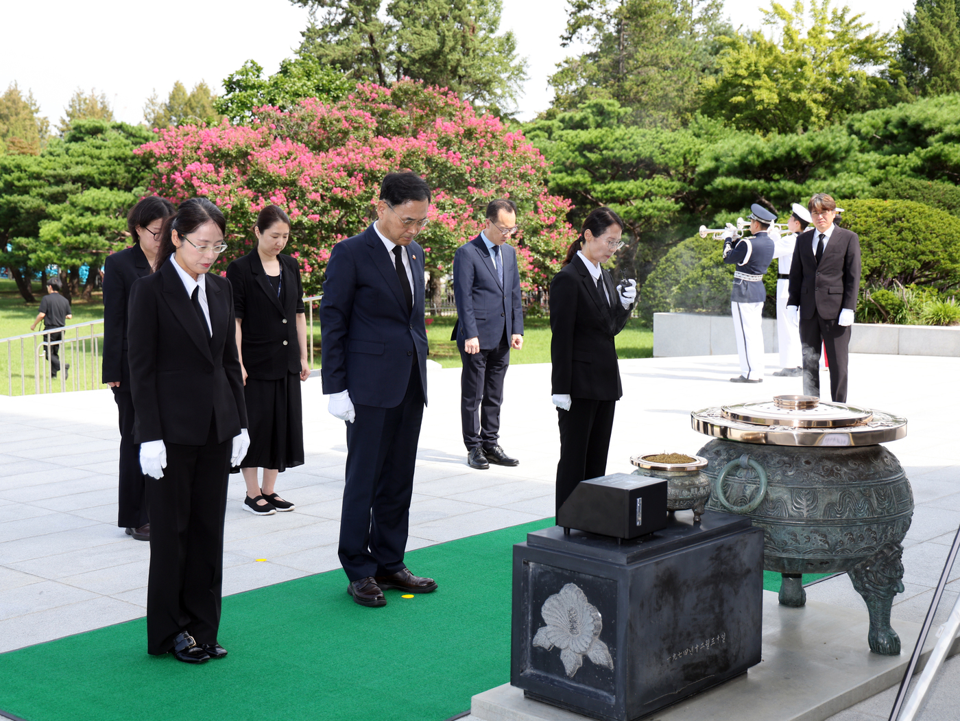 (서울=뉴스1) 황기선 기자 = 차정인 신임 국가교육위원회 위원장이 15일 오후 서울 동작구 현충원에서 현충탑에 참배를 하고 있다. 2025.9.15/뉴스1
