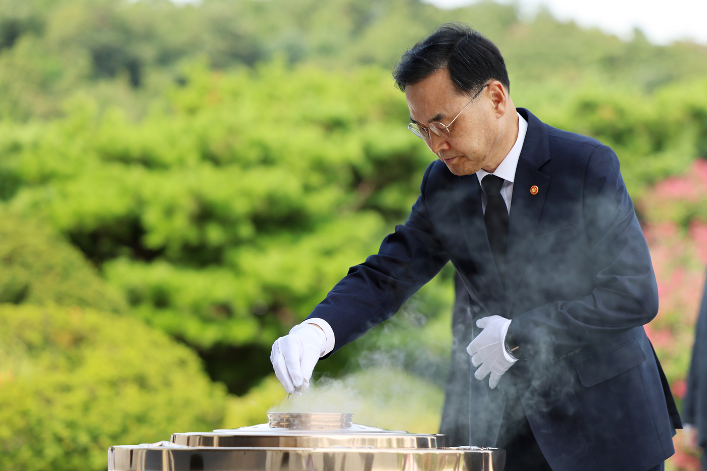 (서울=뉴스1) 황기선 기자 = 차정인 신임 국가교육위원회 위원장이 15일 오후 서울 동작구 현충원에서 현충탑에 참배를 하고 있다. 2025.9.15/뉴스1