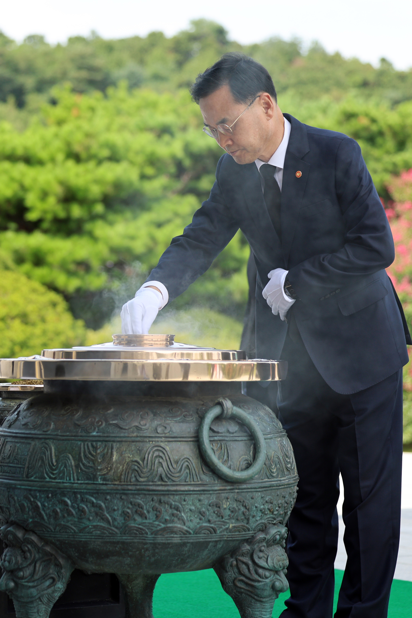 (서울=뉴스1) 황기선 기자 = 차정인 신임 국가교육위원회 위원장이 15일 오후 서울 동작구 현충원에서 현충탑에 참배를 하고 있다. 2025.9.15/뉴스1