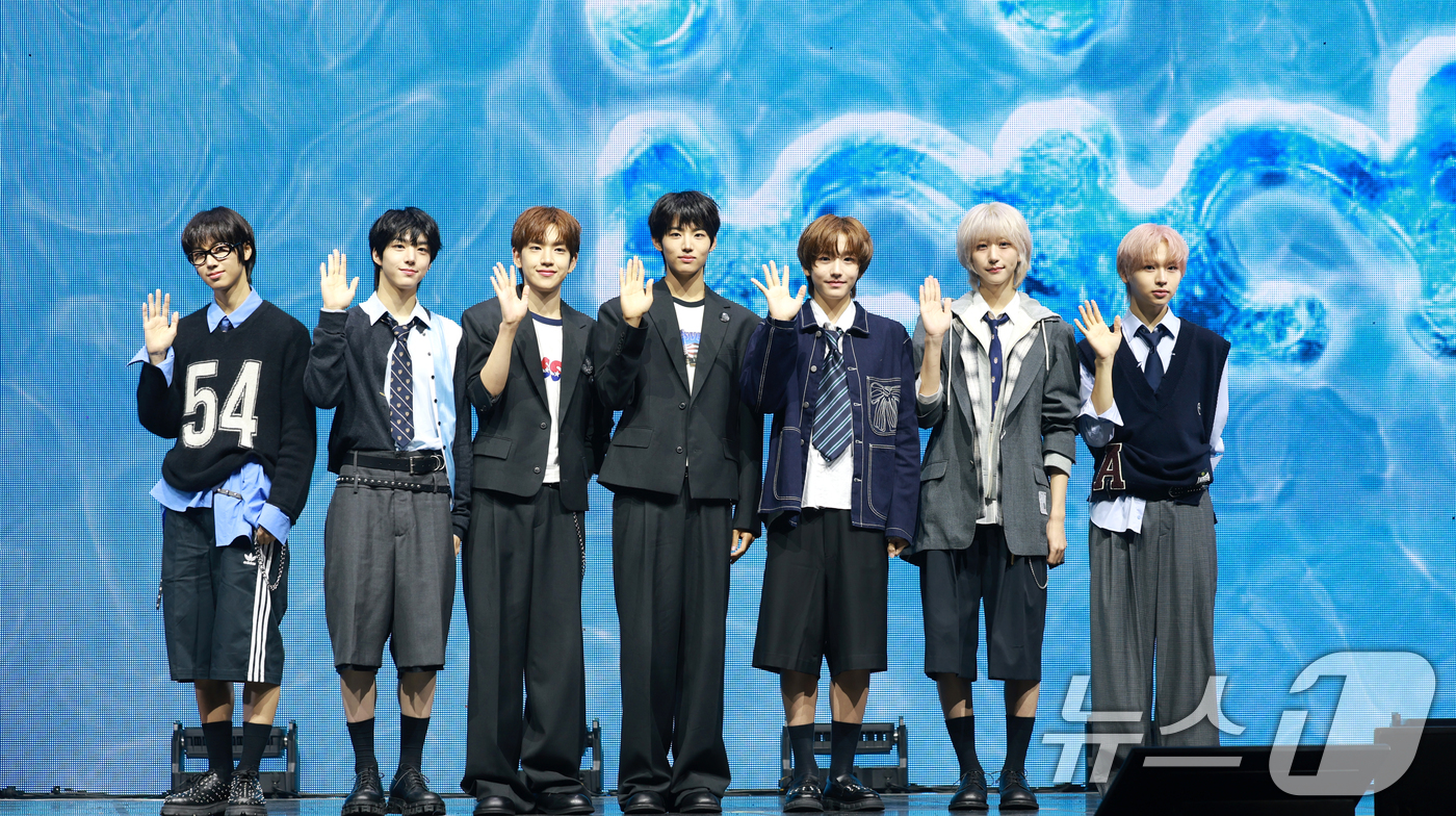 (서울=뉴스1) 권현진 기자 = 그룹 아이딧(IDID)의 박성현(왼쪽부터)과 백준혁, 김민재, 장용훈, 정세민, 박원빈, 추유찬이 15일 서울 광진구 예스24 라이브홀에서 열린 첫 …