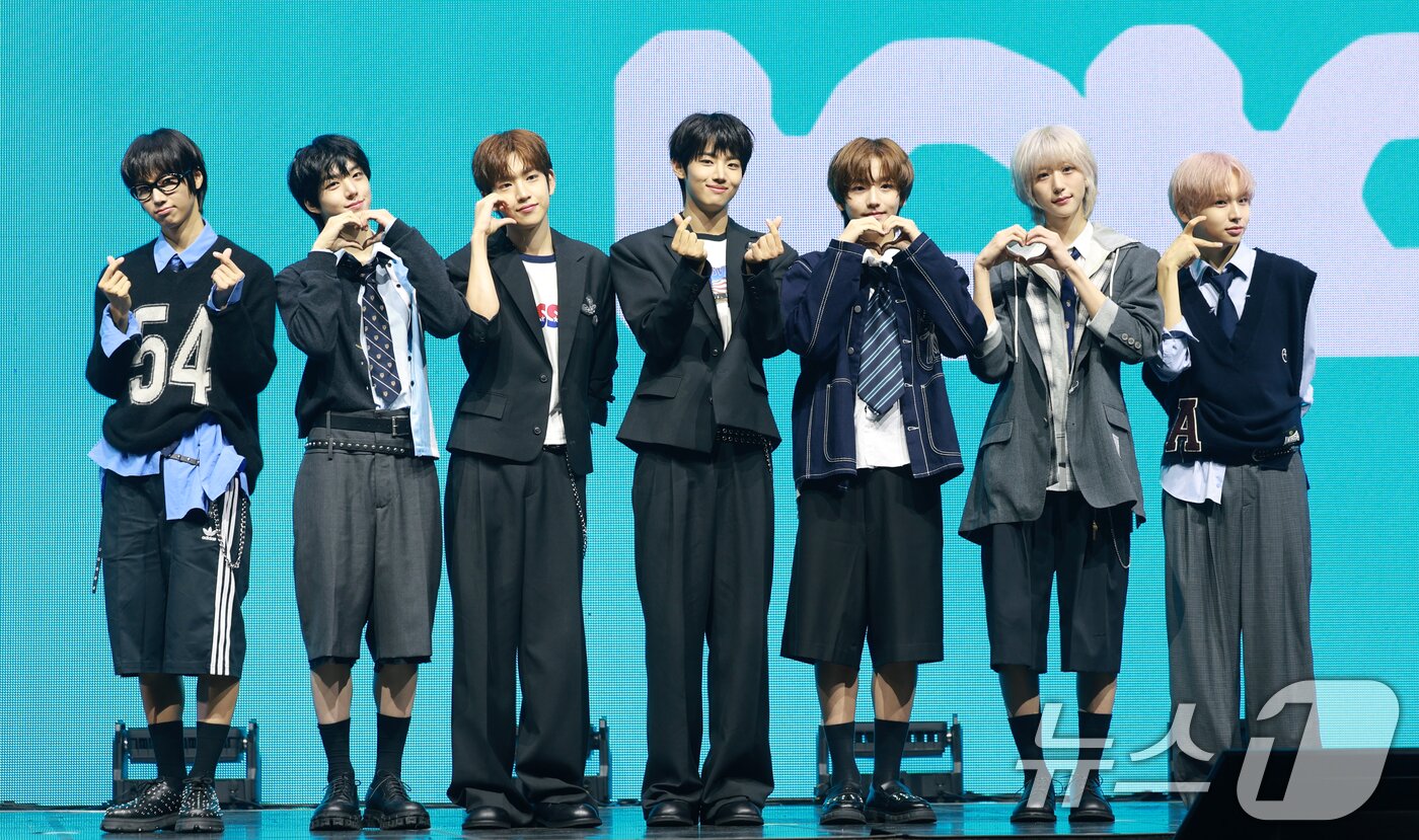 본문 이미지 - 그룹 아이딧(IDID)의 박성현(왼쪽부터)과 백준혁, 김민재, 장용훈, 정세민, 박원빈, 추유찬이 15일 서울 광진구 예스24 라이브홀에서 열린 첫 번째 미니 앨범 '아이 디드 잇.'(I did it.) 발매 쇼케이스에서 포즈를 취하고 있다. 2025.9.15/뉴스1 ⓒ News1 권현진 기자