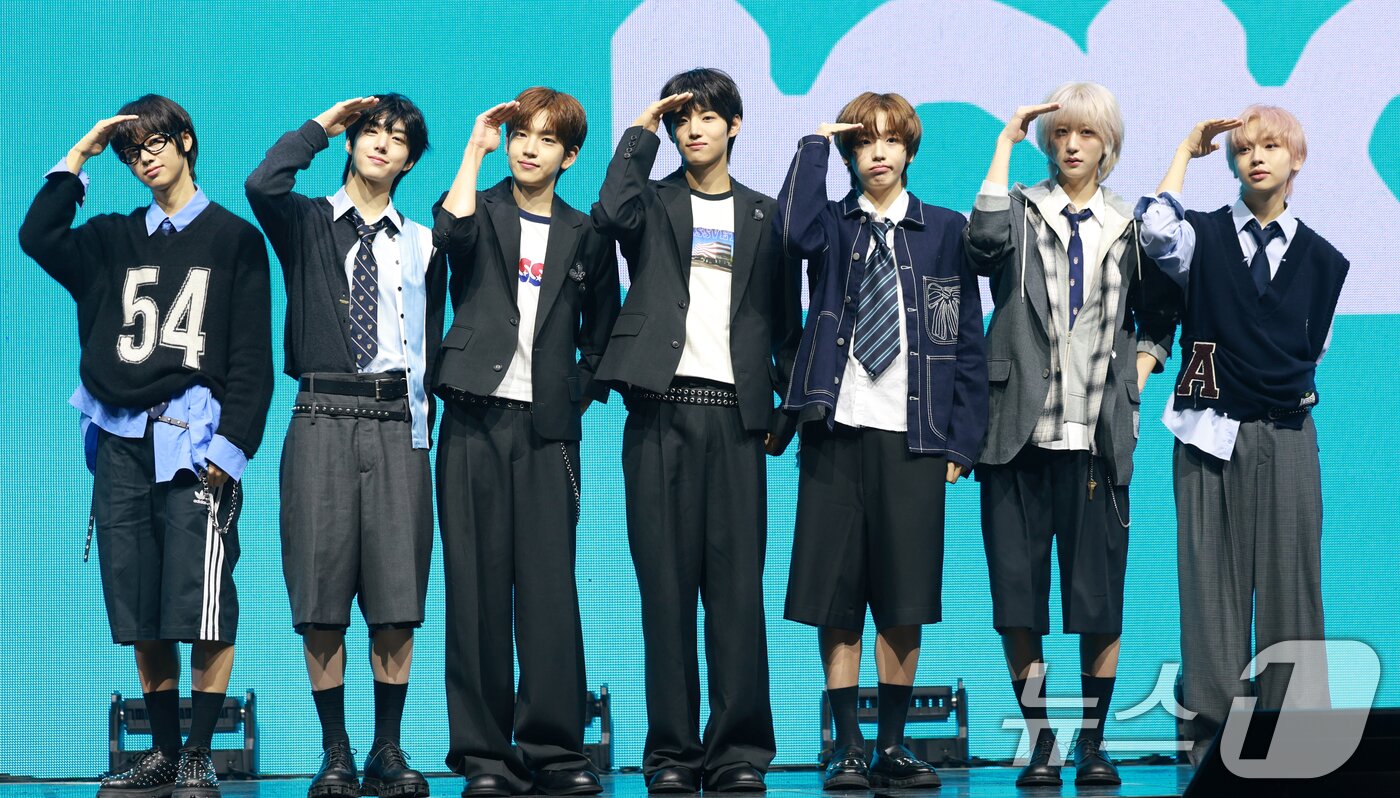 본문 이미지 - 그룹 아이딧(IDID)의 박성현(왼쪽부터)과 백준혁, 김민재, 장용훈, 정세민, 박원빈, 추유찬이 15일 서울 광진구 예스24 라이브홀에서 열린 첫 번째 미니 앨범 '아이 디드 잇.'(I did it.) 발매 쇼케이스에서 포즈를 취하고 있다. 2025.9.15/뉴스1 ⓒ News1 권현진 기자