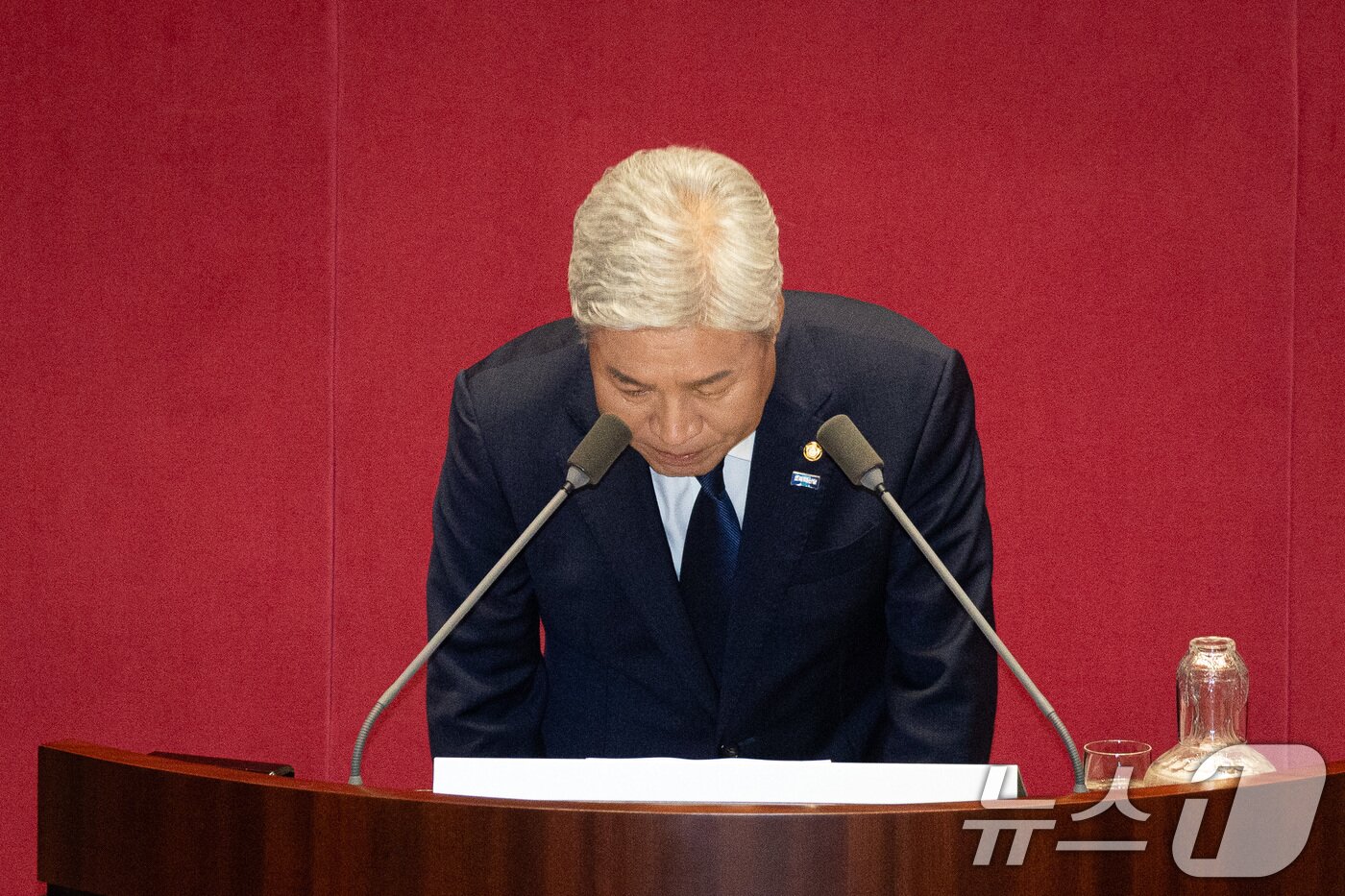 본문 이미지 - 서왕진 조국혁신당 원내대표가 15일 서울 여의도 국회에서 열린 제429회 국회(정기회) 제2차 본회의에서 비교섭단체 대표 발언에 앞서 당내 성비위 사건과 관련 사과하며 고개를 숙이고 있다. 2025.9.15/뉴스1 ⓒ News1 유승관 기자