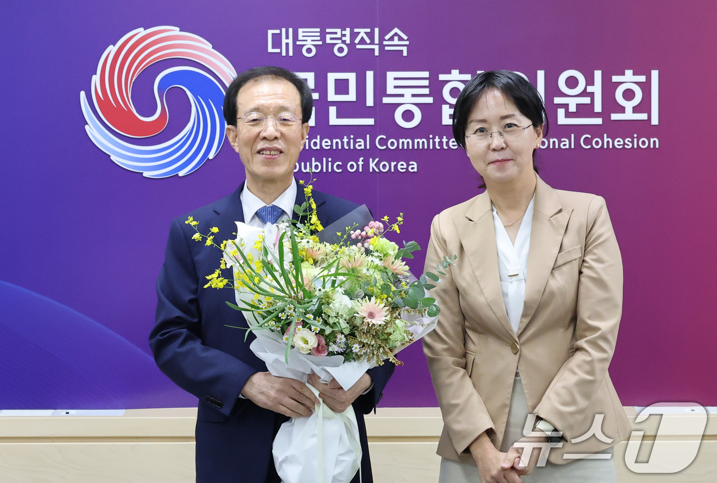 (서울=뉴스1) 임세영 기자 = 이석연 국민통합위원회 위원장이 15일 서울 종로구 정부서울청사에서 열린 취임식에서 꽃다발을 받고 기념촬영을 하고 있다. 2025.9.15/뉴스1