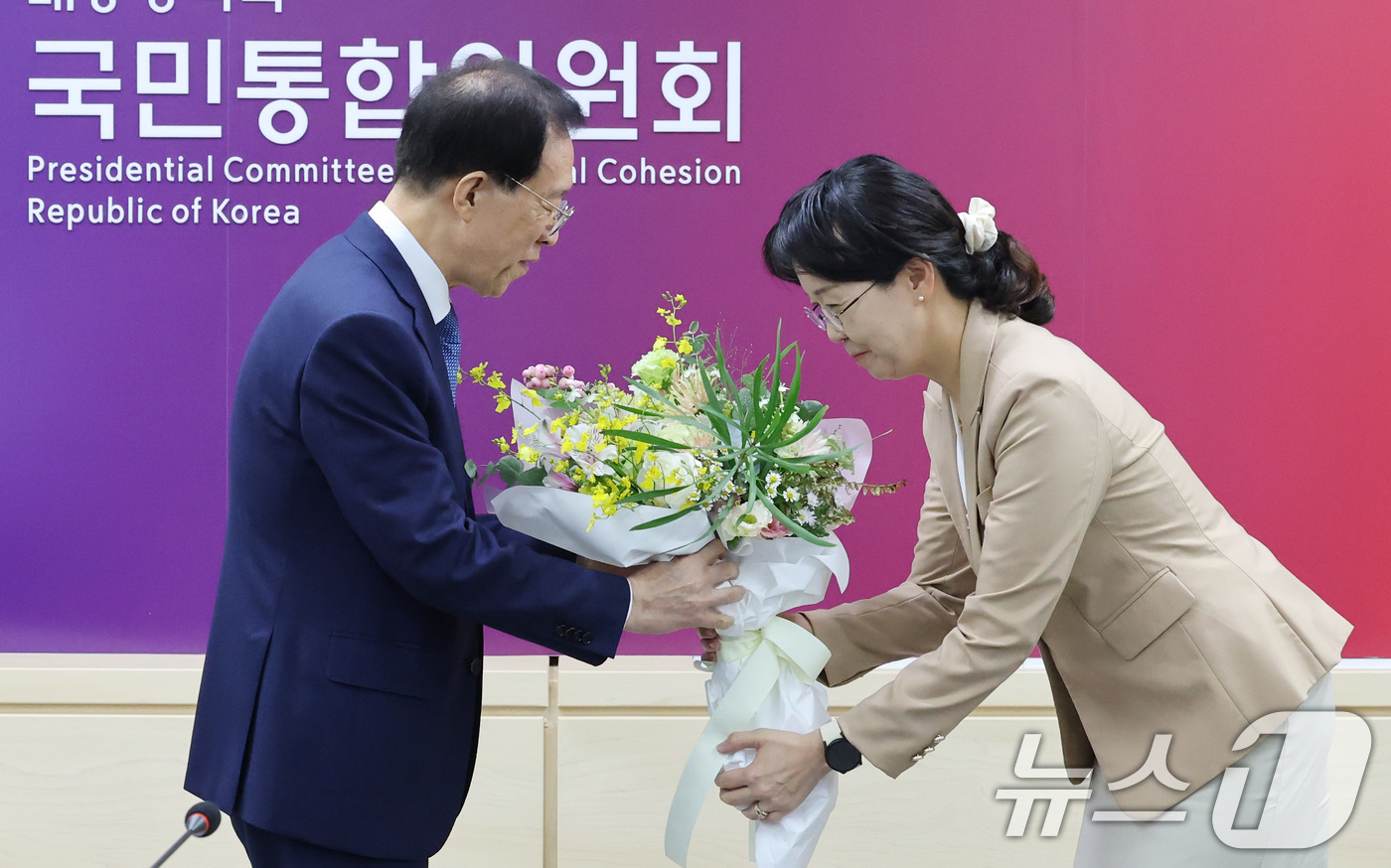 (서울=뉴스1) 임세영 기자 = 이석연 국민통합위원회 위원장이 15일 서울 종로구 정부서울청사에서 열린 취임식에서 꽃다발을 받고 있다. 2025.9.15/뉴스1