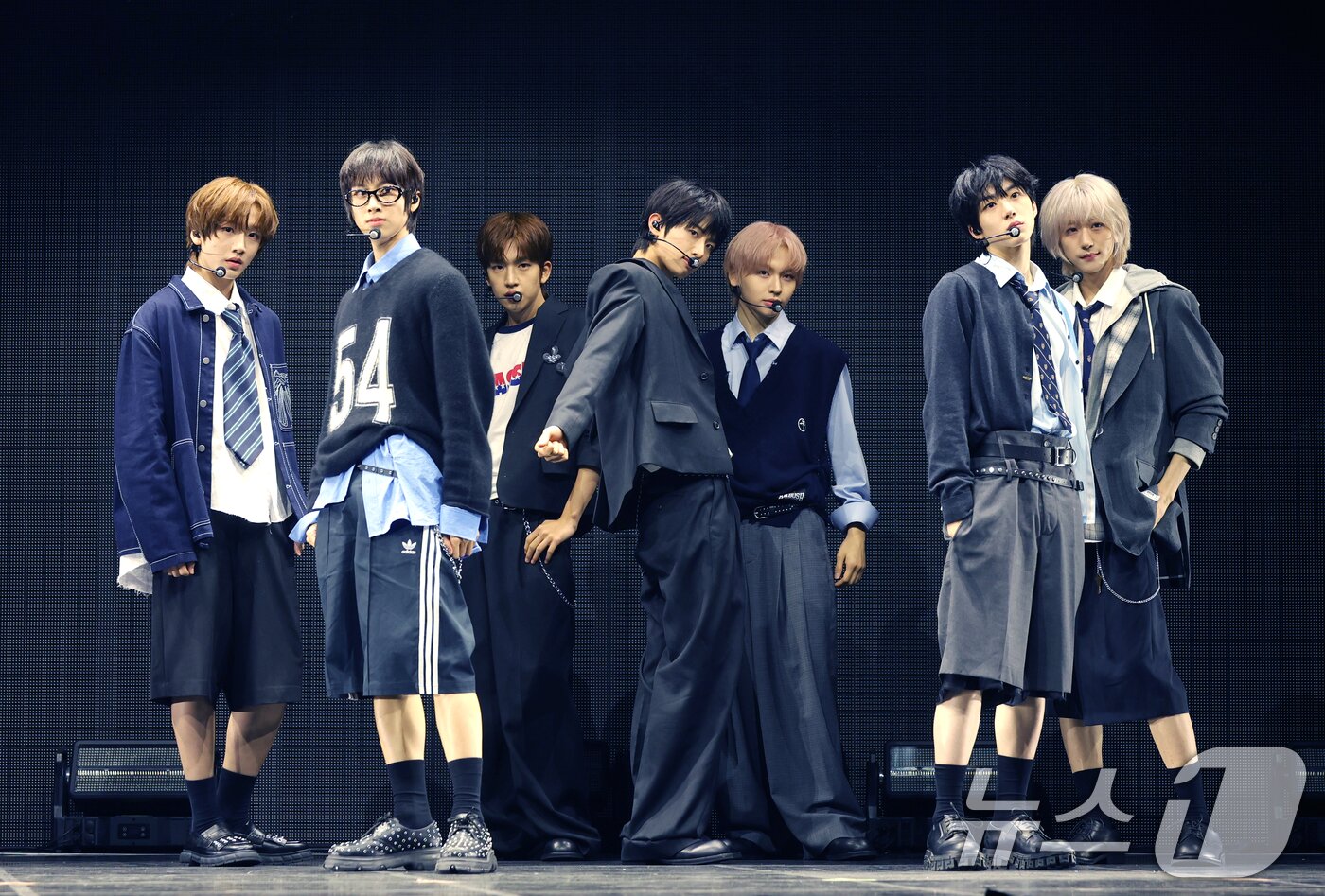 본문 이미지 - 그룹 아이딧(IDID)이 15일 서울 광진구 예스24 라이브홀에서 열린 첫 번째 미니 앨범 '아이 디드 잇.'(I did it.) 발매 쇼케이스에서 신곡을 열창하고 있다. 2025.9.15/뉴스1 ⓒ News1 권현진 기자