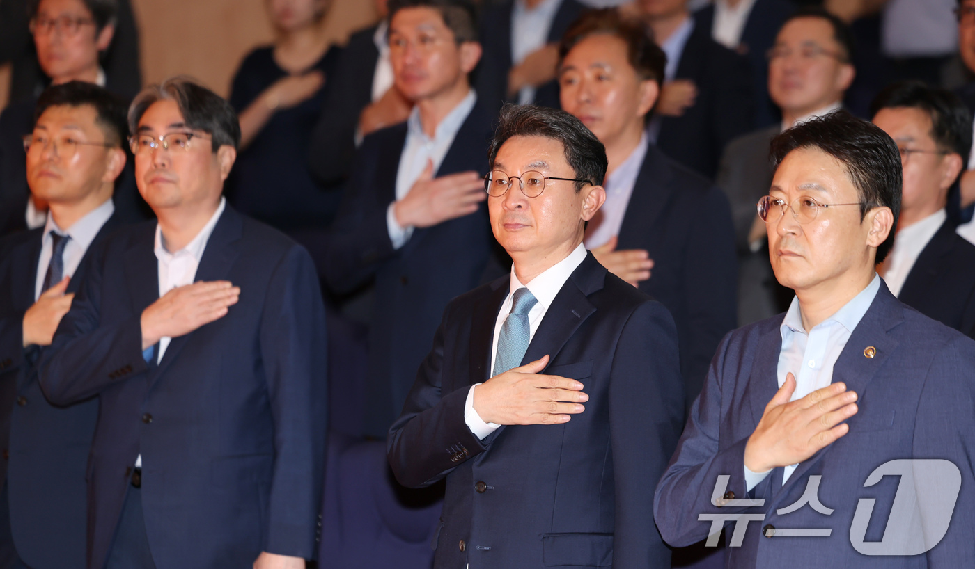 (서울=뉴스1) 장수영 기자 = 이억원 신임 금융위원회 위원장(앞줄 오른쪽 두번째)이 15일 서울 종로구 정부서울청사 별관에서 열린 취임식에서 국민의례를 하고 있다. 2025.9. …