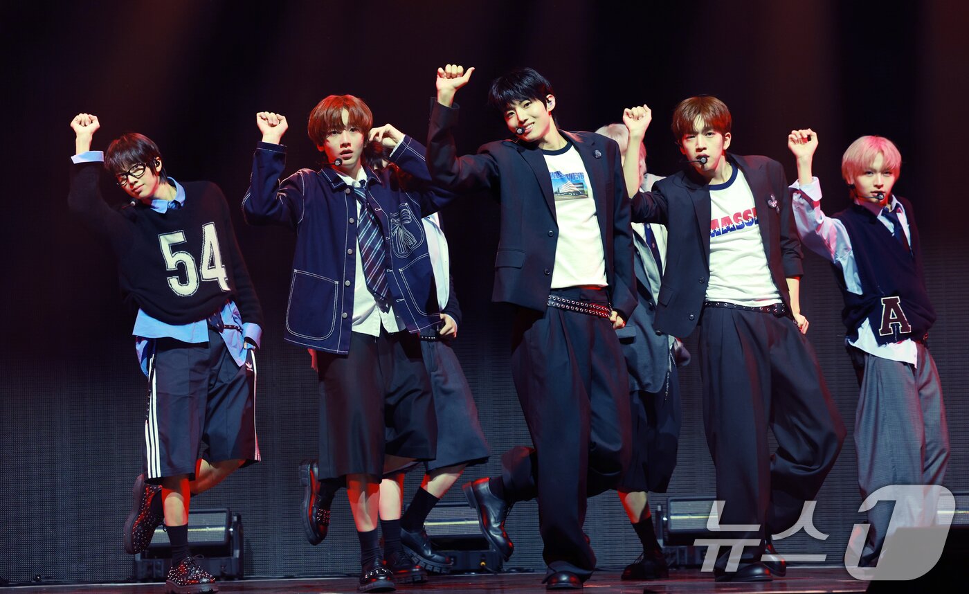 본문 이미지 - 그룹 아이딧(IDID)이 15일 서울 광진구 예스24 라이브홀에서 열린 첫 번째 미니 앨범 '아이 디드 잇.'(I did it.) 발매 쇼케이스에서 신곡을 열창하고 있다. 2025.9.15/뉴스1 ⓒ News1 권현진 기자