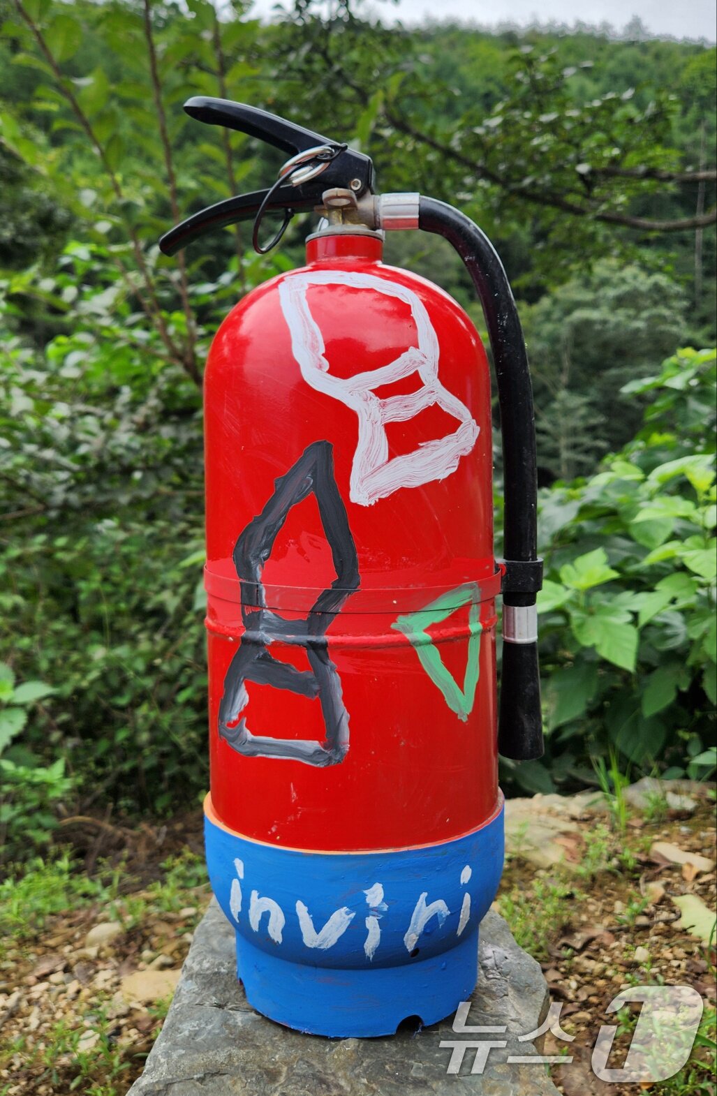 본문 이미지 - 독도서예가 김동욱 씨가 15일 경북 포항시 북구 기계면 인비리 암각화 공원(원장 이호우)에서 청동기시대 고인돌에 새겨져 있는 마재석검 등을 소화기 등 다양한 소품에 그리고 만드는 퍼포먼스를 펼쳤다. (서예가 김동욱씨제공, 재판매 및 DB금지) 2025.9.15/뉴스1 ⓒ News1 최창호 기자