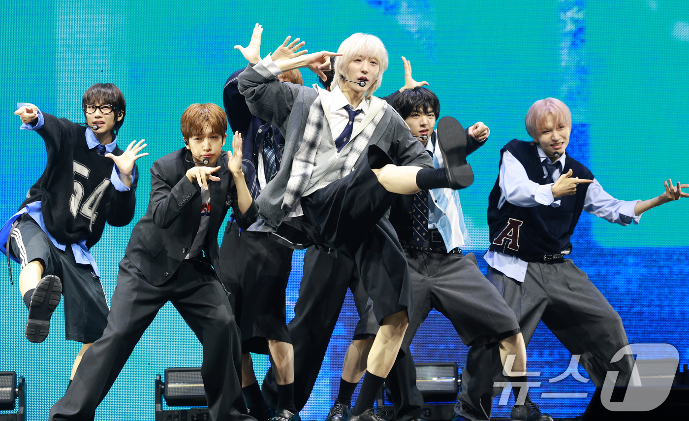 (서울=뉴스1) 권현진 기자 = 그룹 아이딧(IDID)이 15일 서울 광진구 예스24 라이브홀에서 열린 첫 번째 미니 앨범  '아이 디드 잇.'(I did it.) 발매 쇼케이스에 …