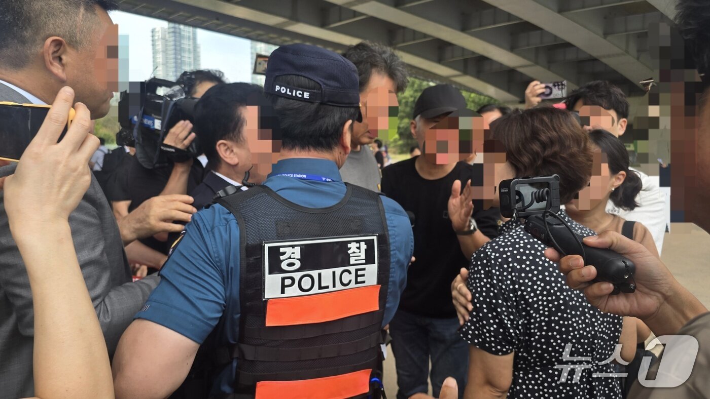 본문 이미지 -  세종보 재가동 지지자와 한 시민과의 충돌. / 뉴스1