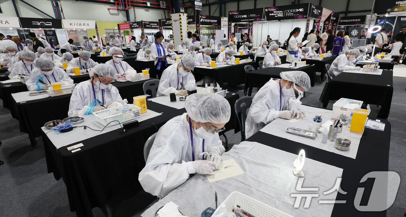 본문 이미지 - 15일 서울 강남구 SETEC 1전시장에서 열린 국내 최초 문신산업박람회 ‘PTS문화예술대전&#39;에서 타투 경연 참가자들이 개성 넘치는 작품을 선보이고 있 2025.9.15/뉴스1 ⓒ News1 박지혜 기자