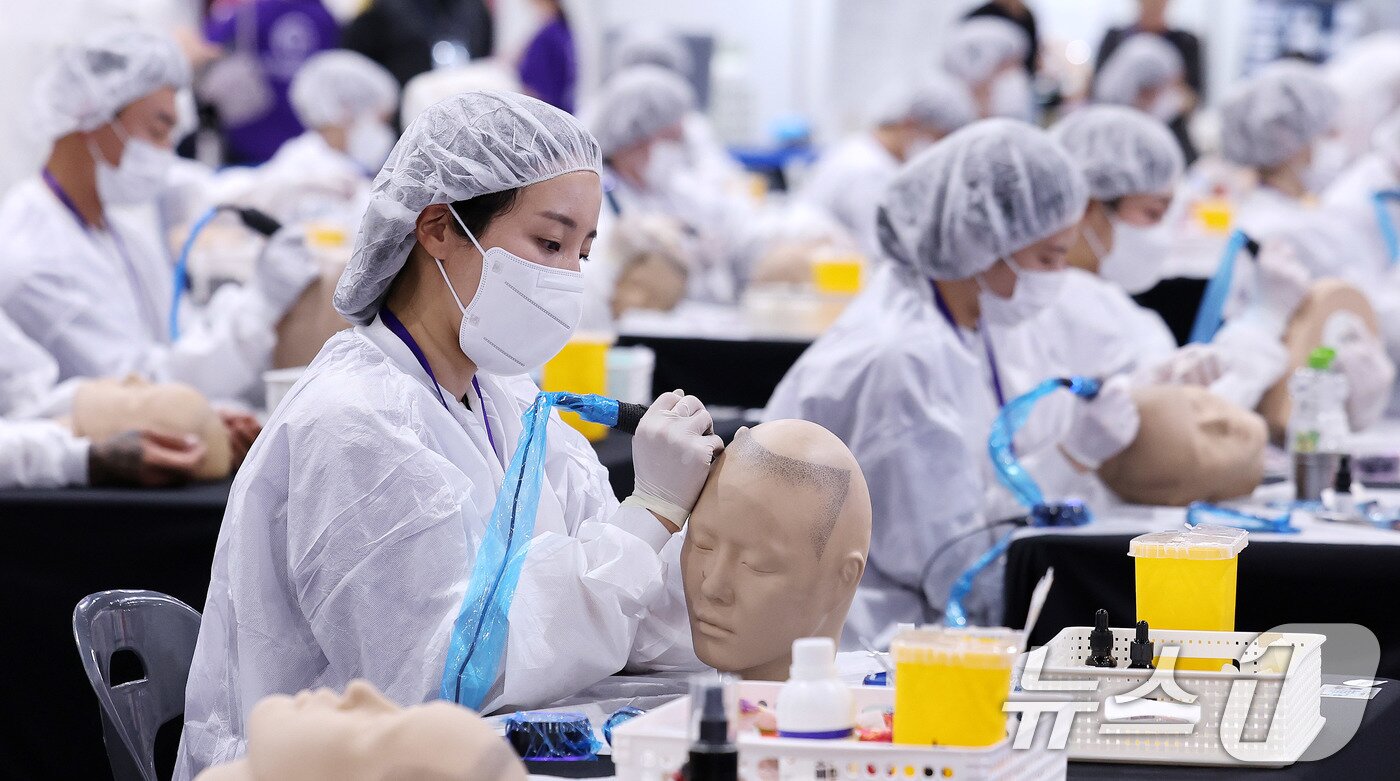 본문 이미지 - 15일 서울 강남구 SETEC 1전시장에서 열린 국내 최초 문신산업박람회 ‘PTS문화예술대전&#39;에서 타투 경연 참가자들이 개성 넘치는 작품을 선보이고 있다. 2025.9.15/뉴스1 ⓒ News1 박지혜 기자