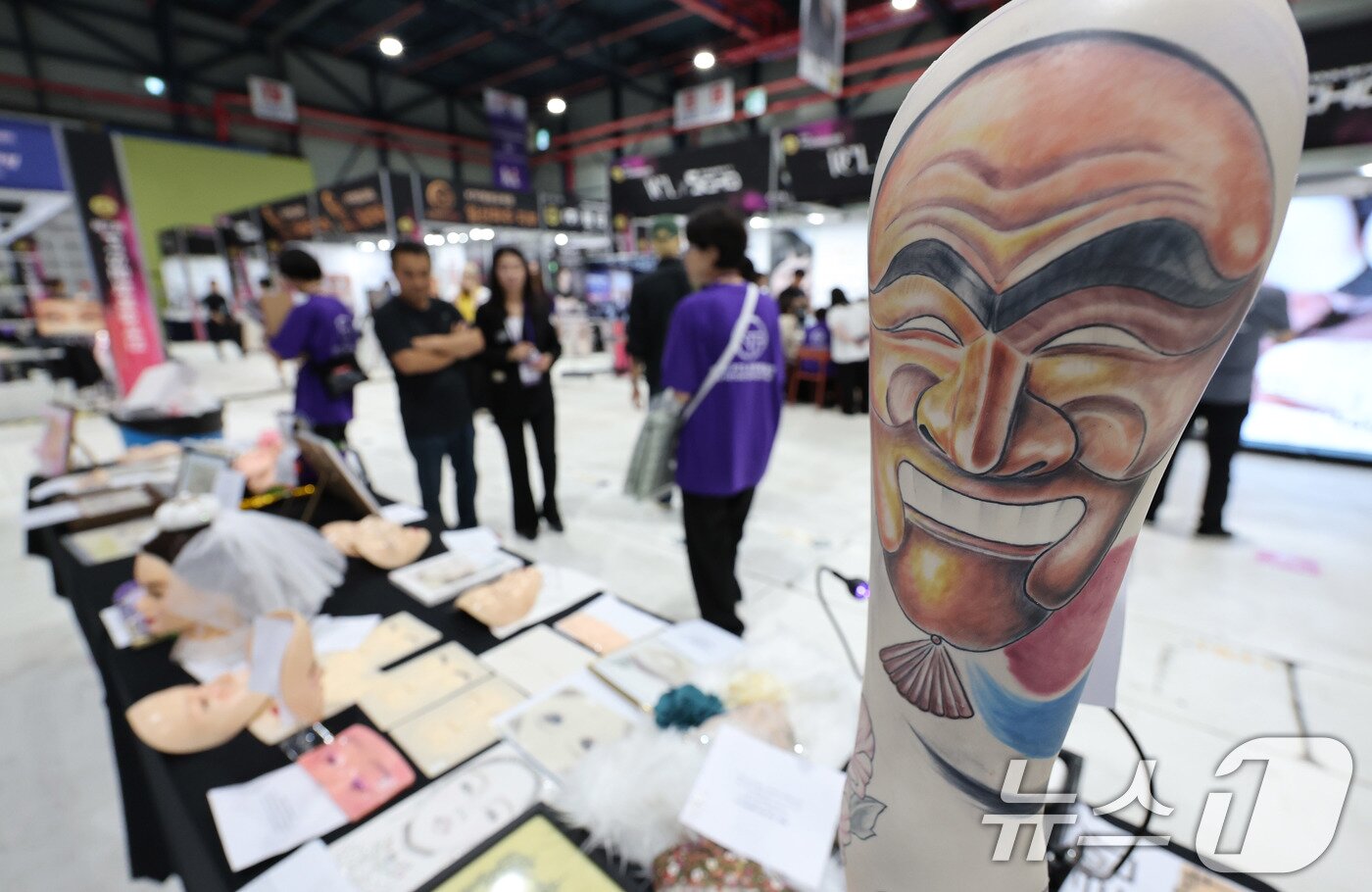 본문 이미지 - 15일 서울 강남구 SETEC 1전시장에서 열린 국내 최초 문신산업박람회 ‘PTS문화예술대전&#39;에 다양한 타투 작품이 전시돼 있다. 2025.9.15/뉴스1 ⓒ News1 박지혜 기자