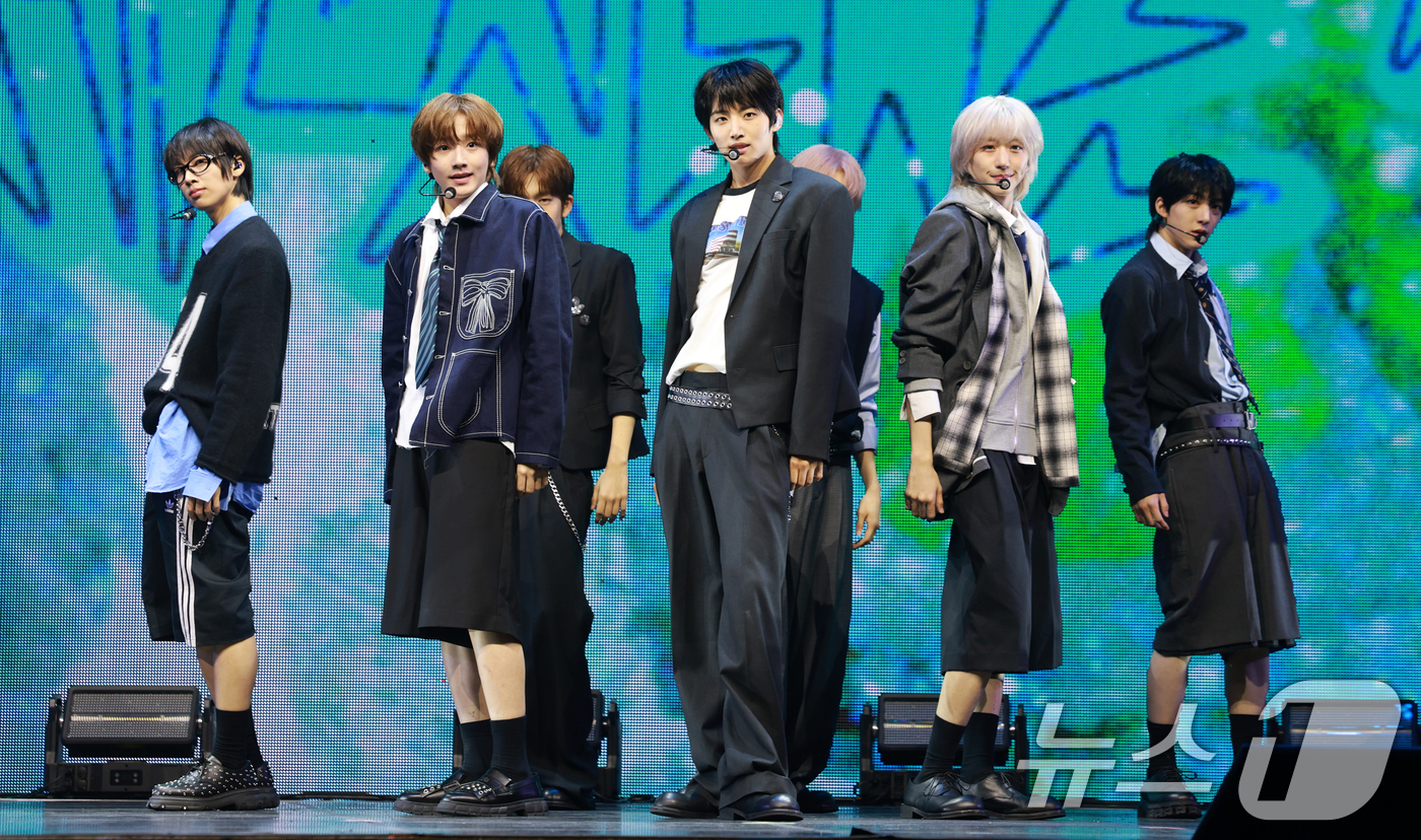 (서울=뉴스1) 권현진 기자 = 그룹 아이딧(IDID)이 15일 서울 광진구 예스24 라이브홀에서 열린 첫 번째 미니 앨범  '아이 디드 잇.'(I did it.) 발매 쇼케이스에 …