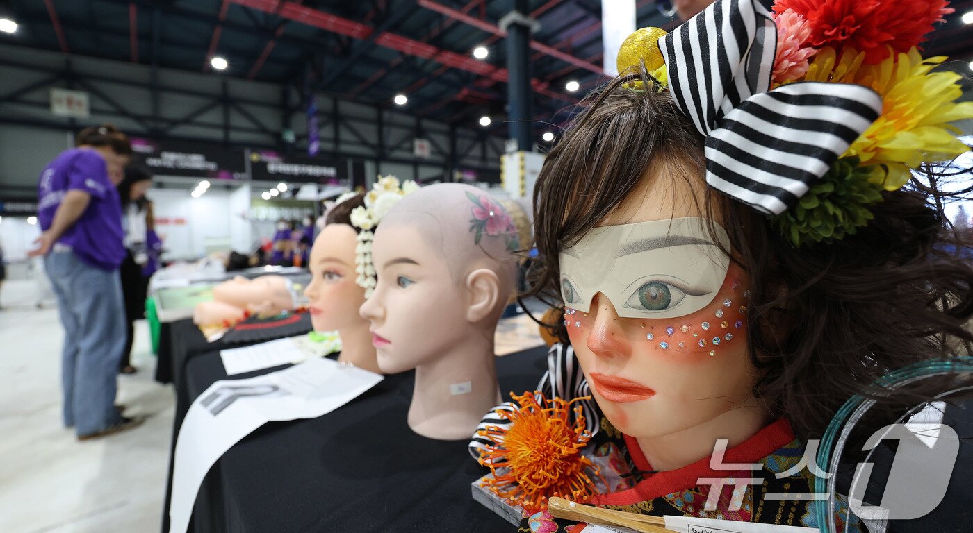 본문 이미지 - 15일 서울 강남구 SETEC 1전시장에서 열린 국내 최초 문신산업박람회 ‘PTS문화예술대전&#39;에 다양한 타투 작품이 전시돼 있다. 2025.9.15/뉴스1 ⓒ News1 박지혜 기자