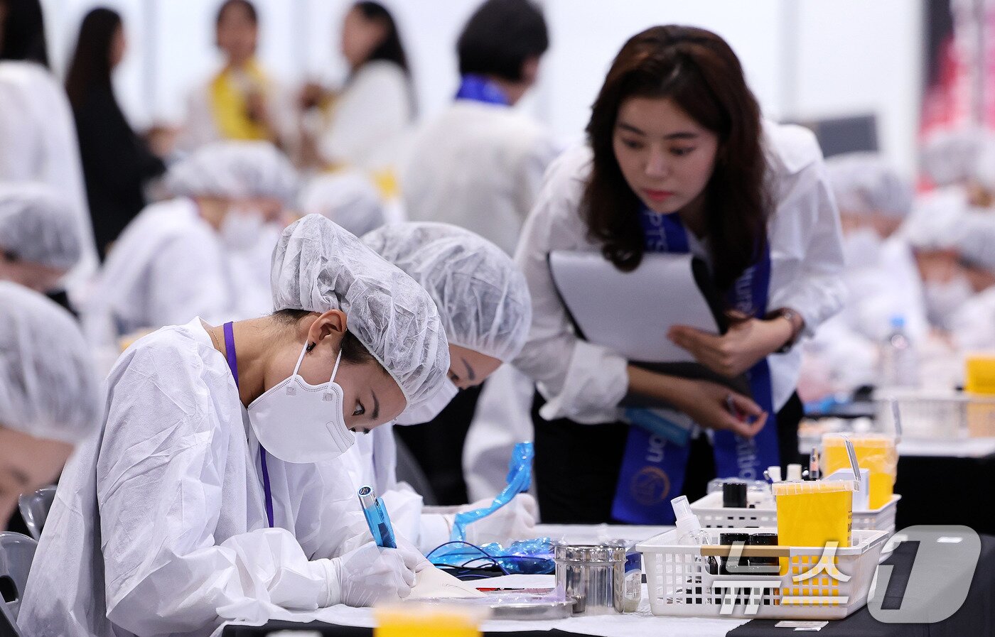 본문 이미지 - 15일 서울 강남구 SETEC 1전시장에서 열린 국내 최초 문신산업박람회 ‘PTS문화예술대전&#39;에서 타투 경연 참가자들이 개성 넘치는 작품을 선보이고 있다. 2025.9.15/뉴스1 ⓒ News1 박지혜 기자