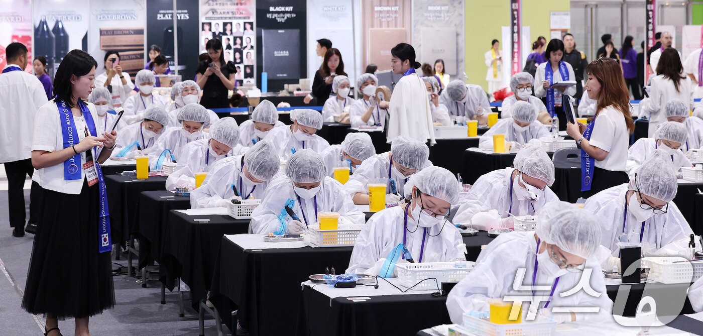 본문 이미지 - 15일 서울 강남구 SETEC 1전시장에서 열린 국내 최초 문신산업박람회 ‘PTS문화예술대전&#39;에서 타투 경연 참가자들이 개성 넘치는 작품을 선보이고 있다. 2025.9.15/뉴스1 ⓒ News1 박지혜 기자
