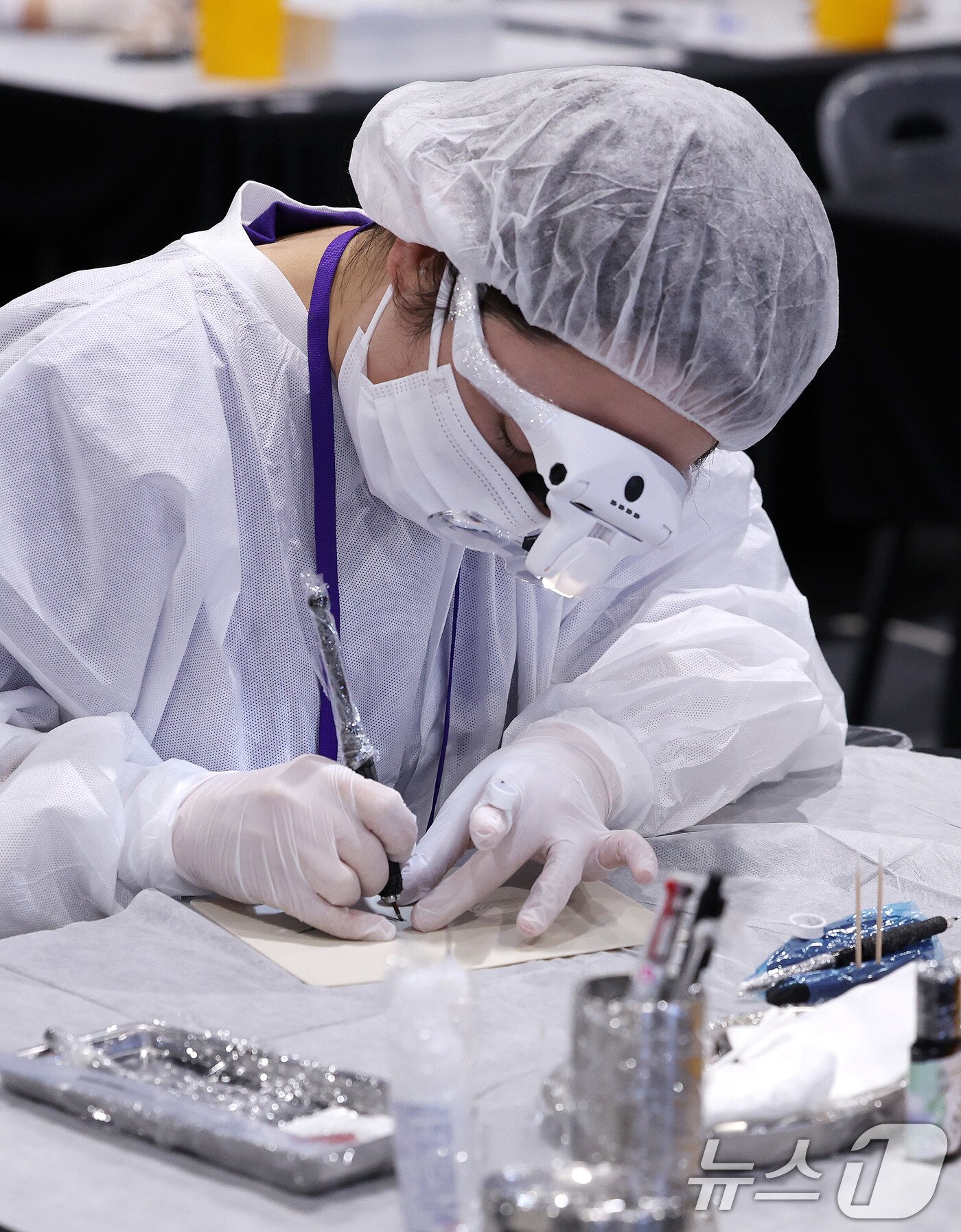 본문 이미지 - 15일 서울 강남구 SETEC 1전시장에서 열린 국내 최초 문신산업박람회 ‘PTS문화예술대전&#39;에서 타투 경연 참가자들이 개성 넘치는 작품을 선보이고 있다. 2025.9.15/뉴스1 ⓒ News1 박지혜 기자