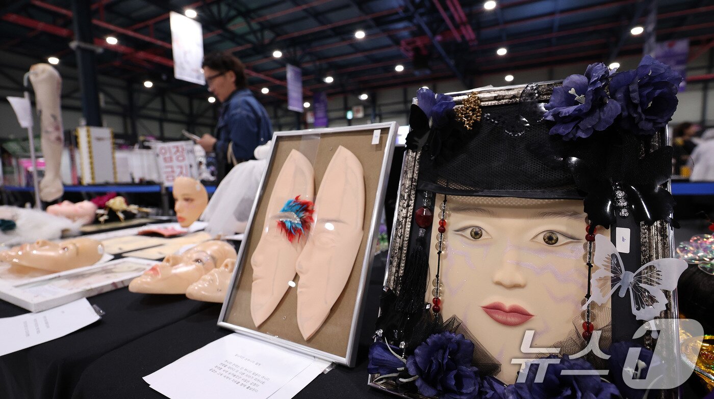 본문 이미지 - 15일 서울 강남구 SETEC 1전시장에서 열린 국내 최초 문신산업박람회 ‘PTS문화예술대전&#39;에 다양한 타투 작품이 전시돼 있다. 2025.9.15/뉴스1 ⓒ News1 박지혜 기자