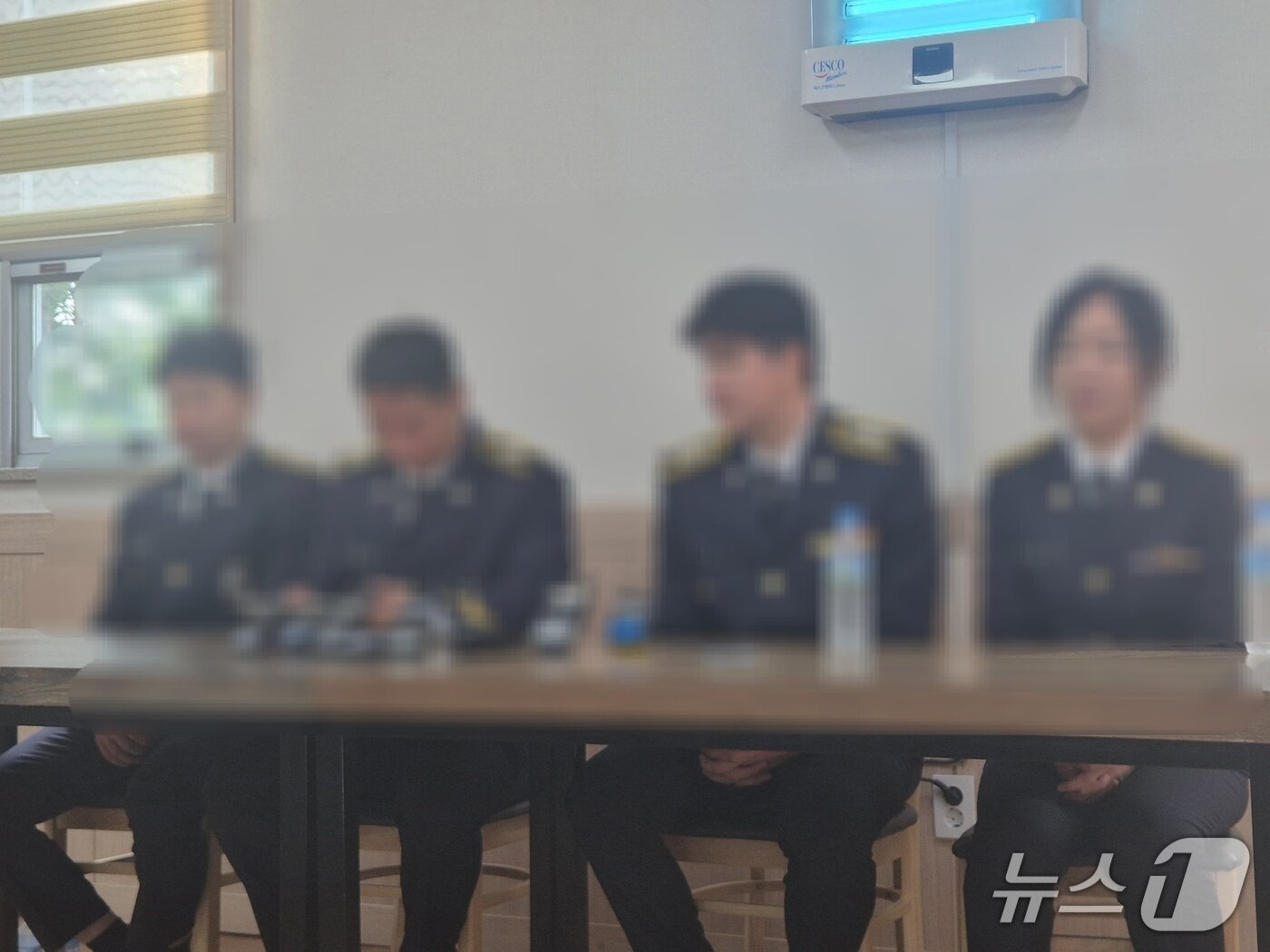 본문 이미지 -  故 이재석 경사가 지난 11일 홀로 갯벌 구조 작업에 나설 당시 당직 근무를 섰던 4명이 15일 오전 인천 동구 청기와장례식장에서 기자회견을 하고 있다./뉴스1