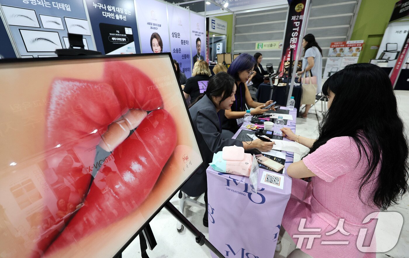 본문 이미지 - 15일 서울 강남구 SETEC 1전시장에서 열린 국내 최초 문신산업박람회 ‘PTS문화예술대전&#39;에서 참가자들이 다양한 타투 제품을 시연하고 있다. 2025.9.15/뉴스1 ⓒ News1 박지혜 기자