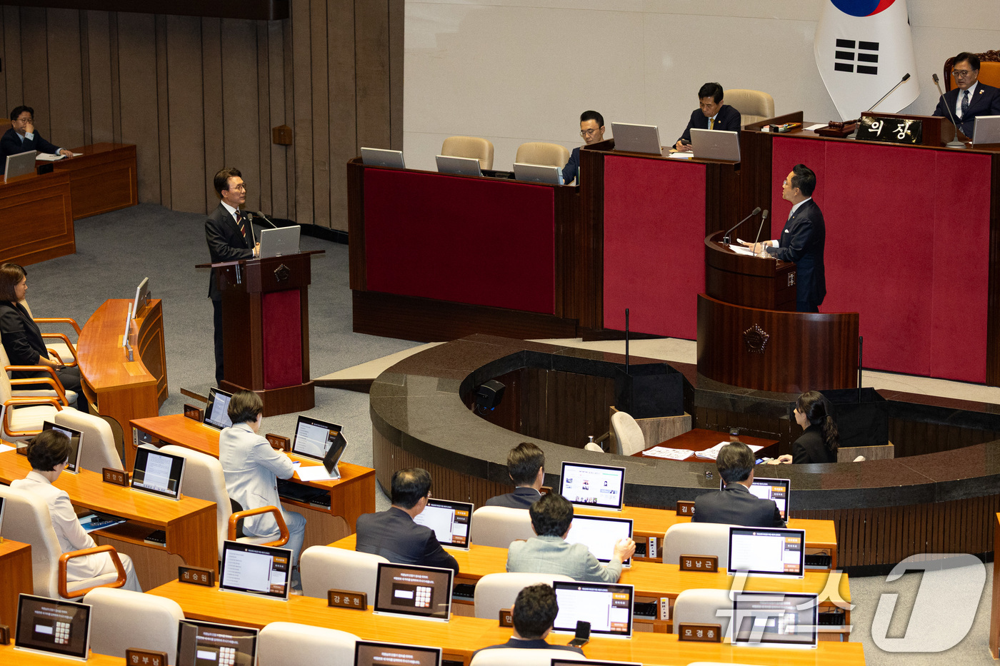 (서울=뉴스1) 유승관 기자 = 박성준 더불어민주당 의원이 15일 서울 여의도 국회에서 열린 제429회 국회(정기회) 제5차 본회의에서 김민석 국무총리에게 정치에 관한 대정부 질문 …